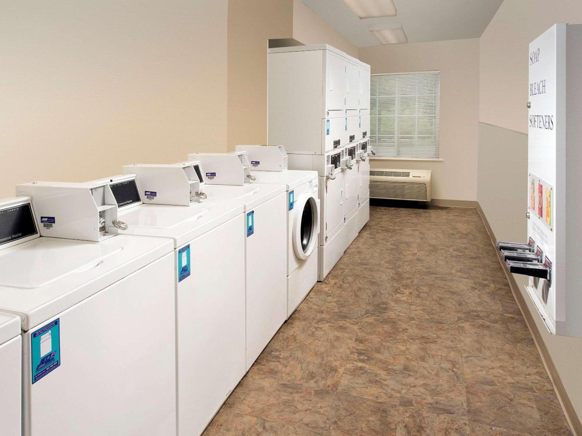 WoodSpring Suites Louisville Clarksville photo 11