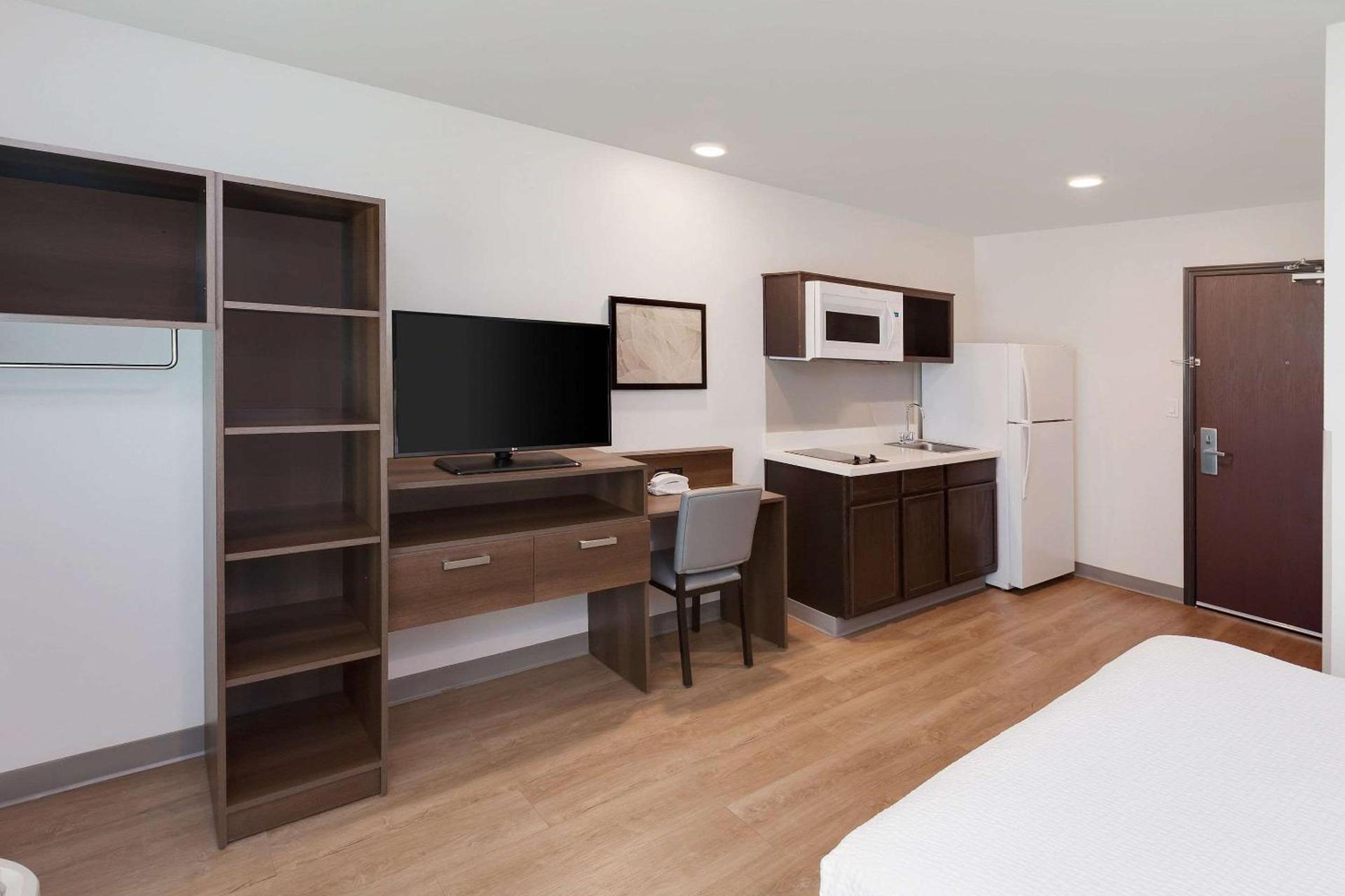 WoodSpring Suites Bakersfield East photo 7