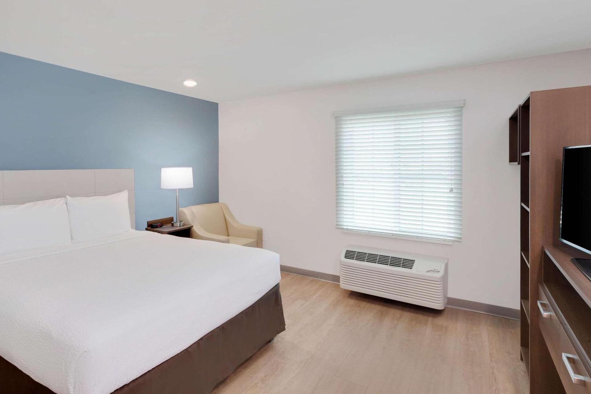 WoodSpring Suites Bakersfield East photo 10