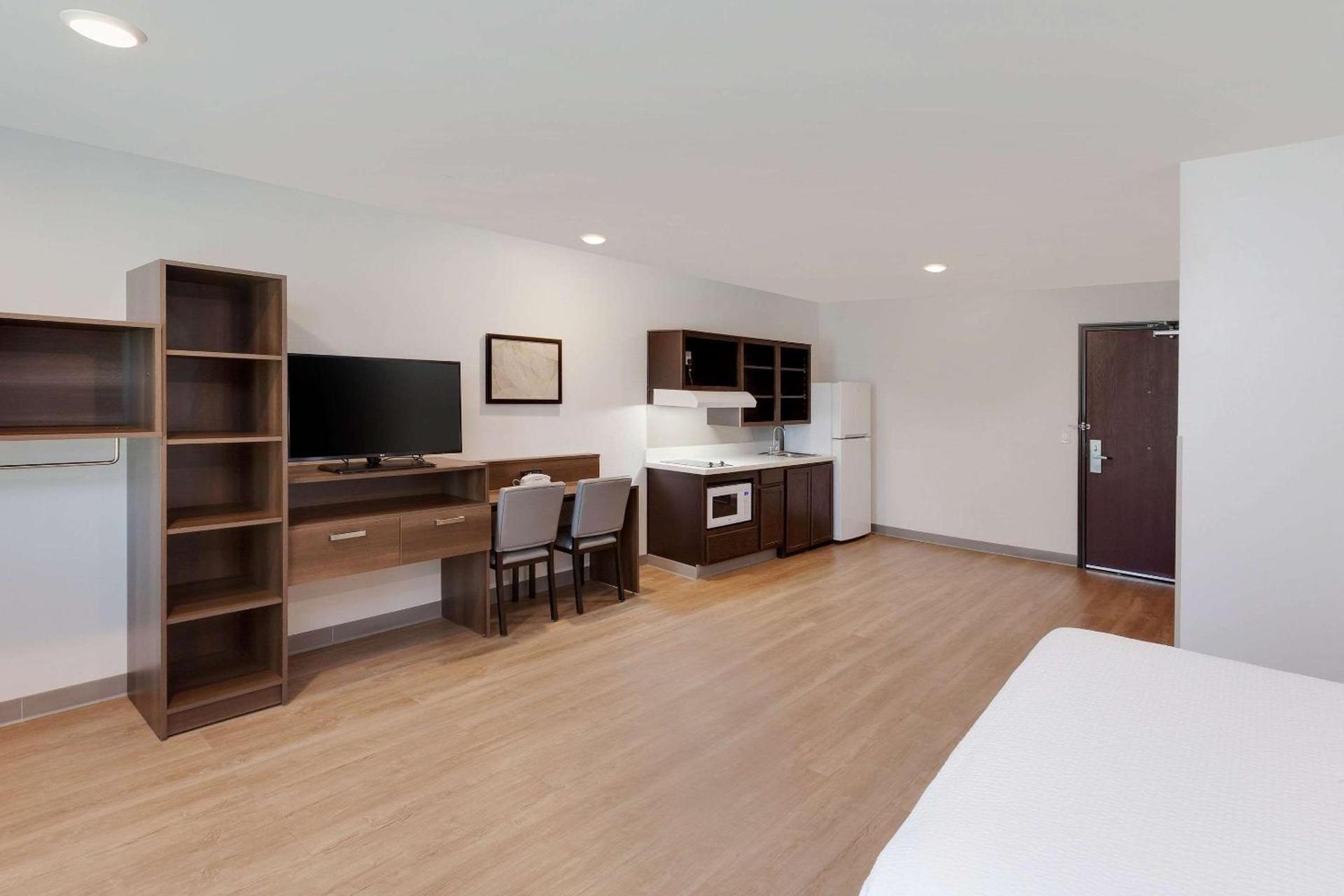 WoodSpring Suites Bakersfield East photo 11