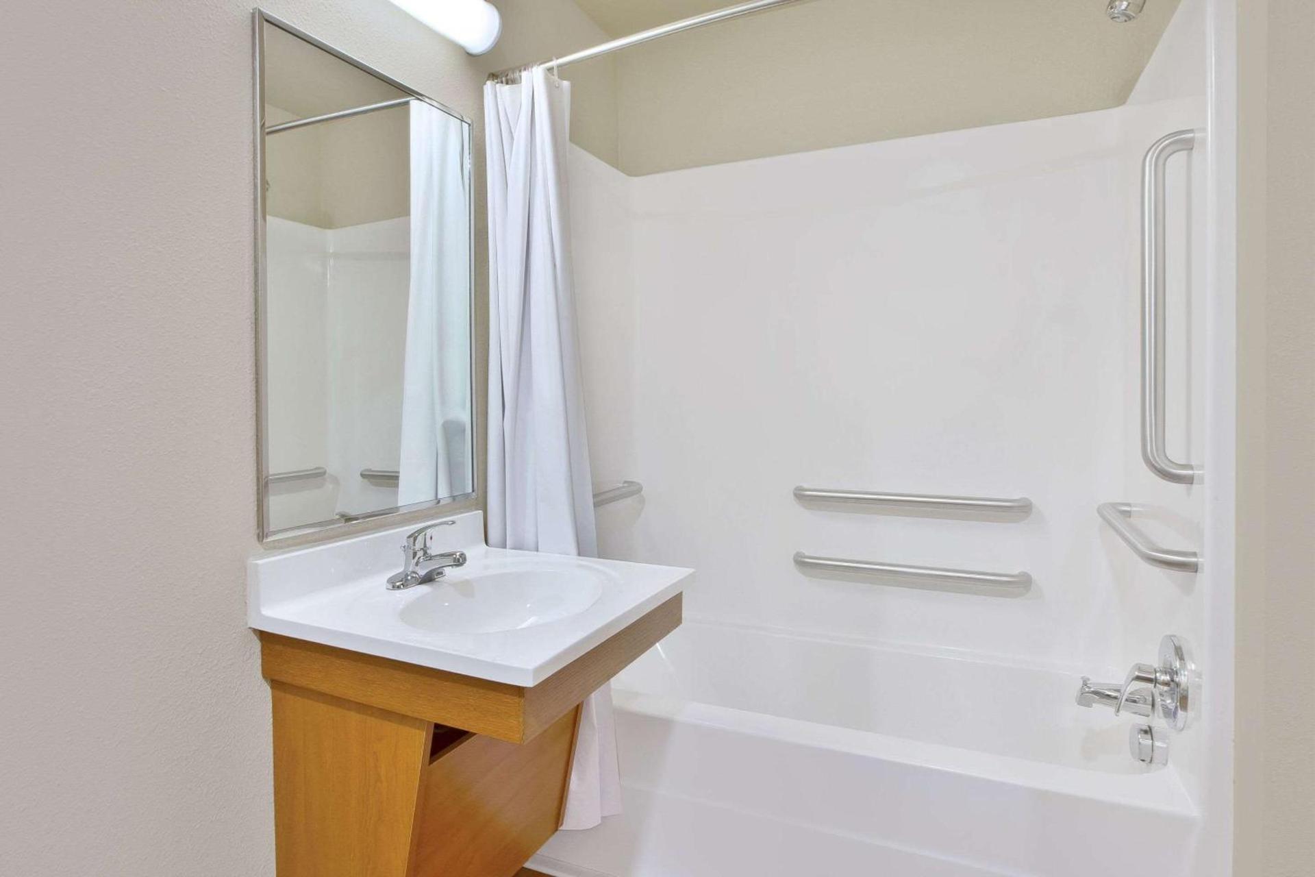 WoodSpring Suites Fort Wayne photo 2