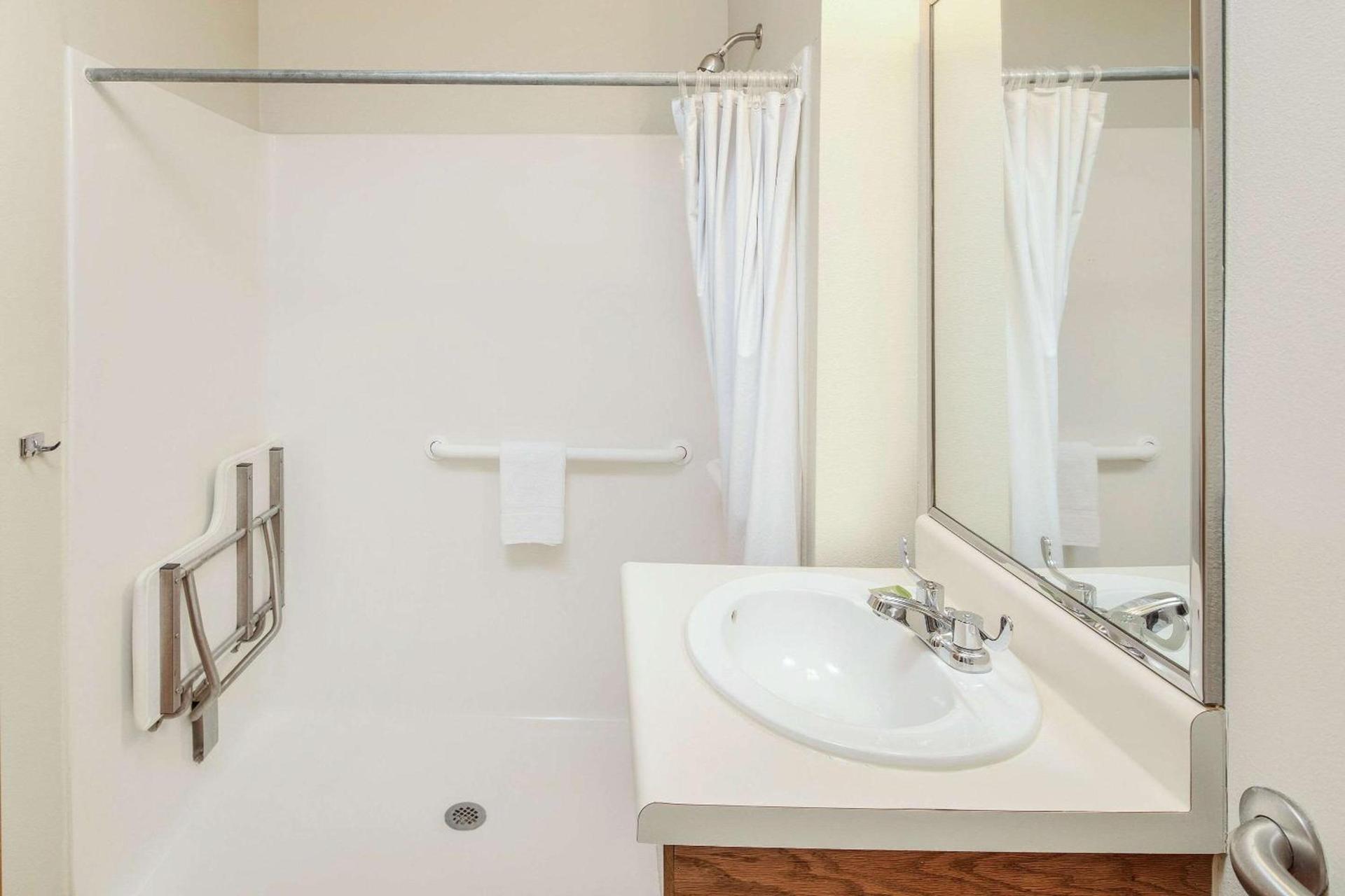 WoodSpring Suites Raleigh Apex photo 9