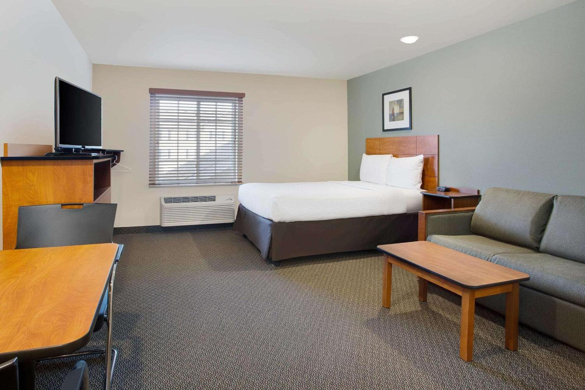 WoodSpring Suites Columbus North I-270 photo 9