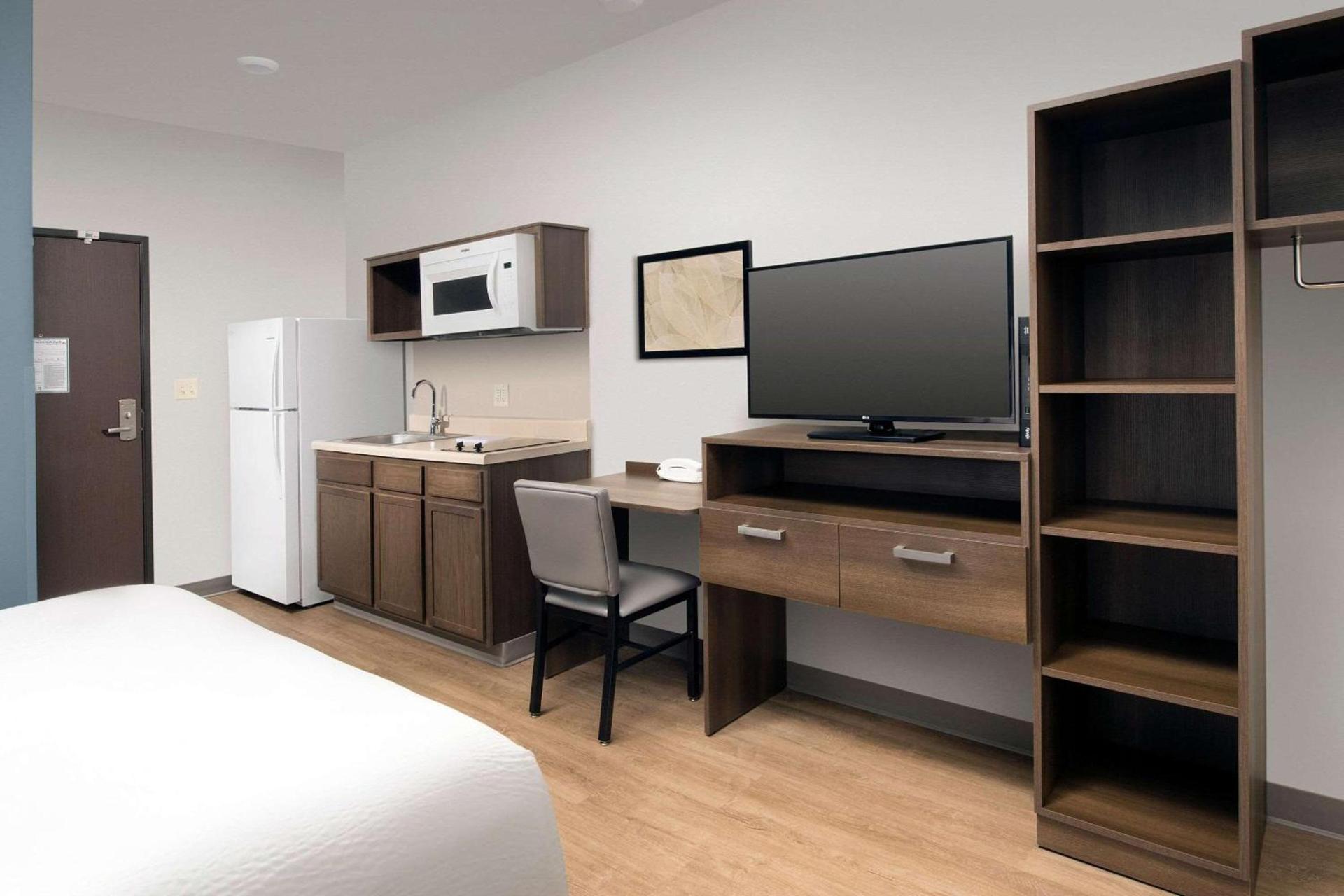 WoodSpring Suites Miami Southwest photo 8