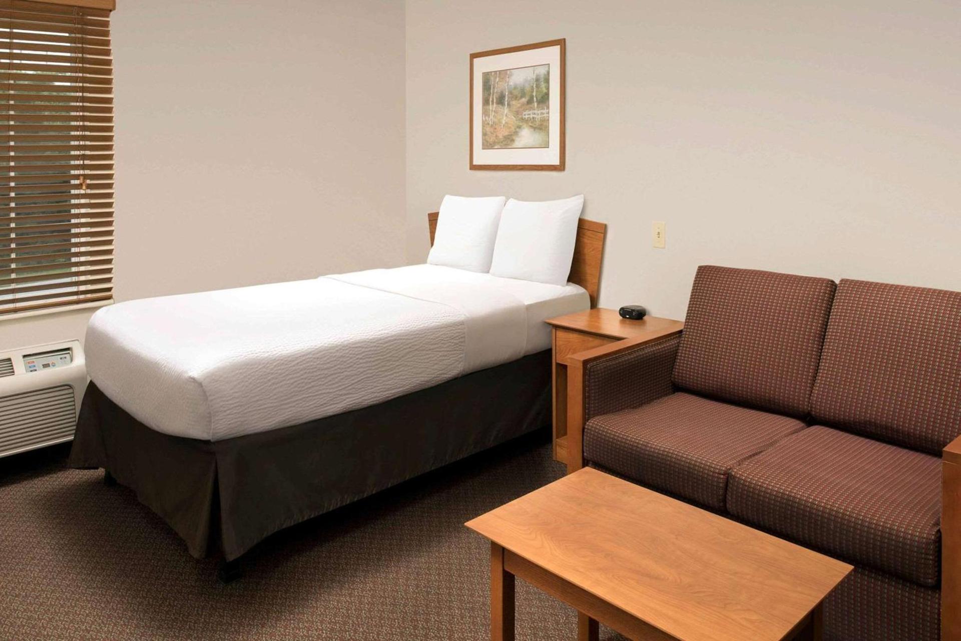 WoodSpring Suites Spartanburg - Duncan photo 8
