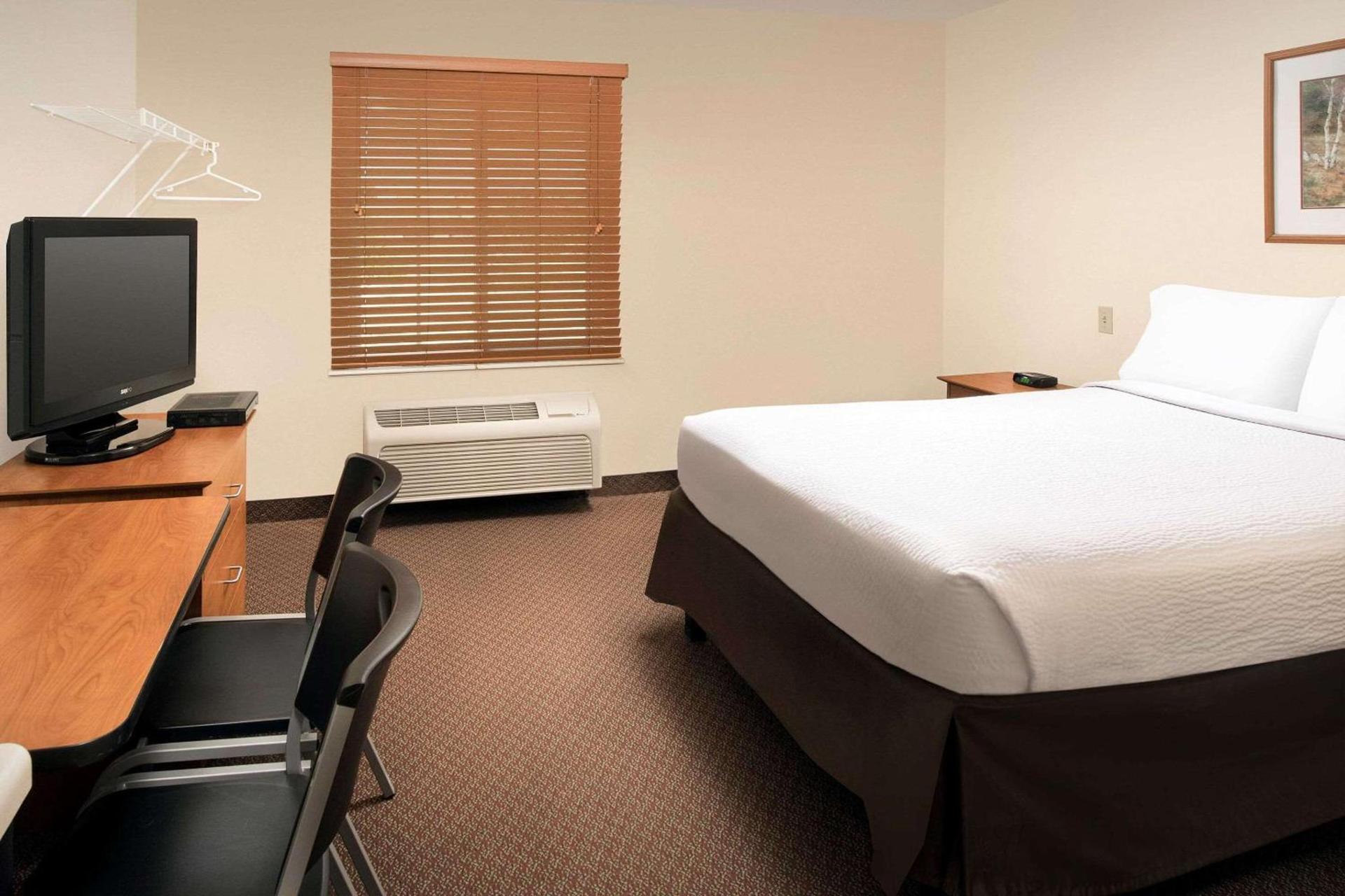 WoodSpring Suites Midland photo 15
