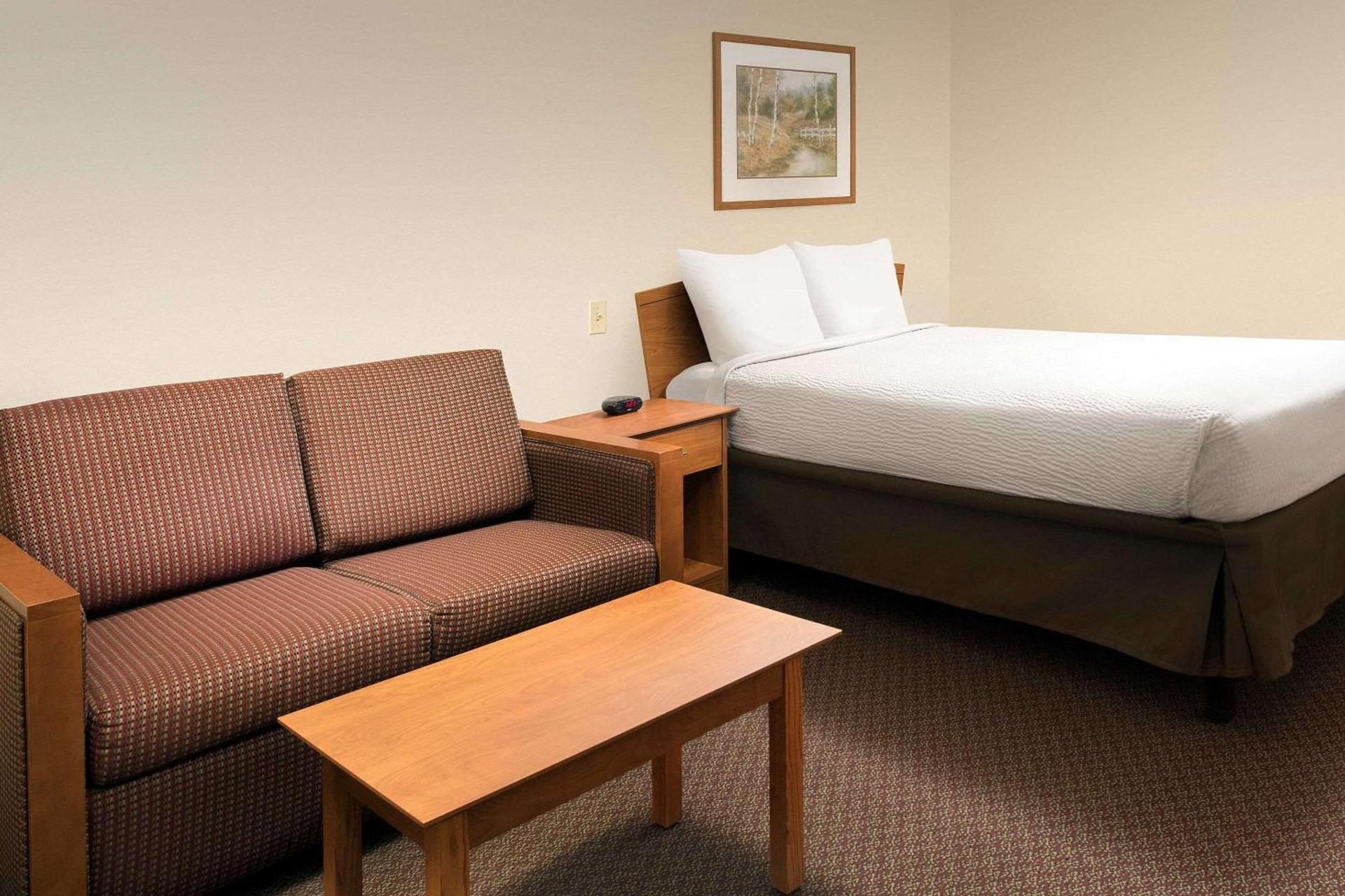 WoodSpring Suites Midland photo 17