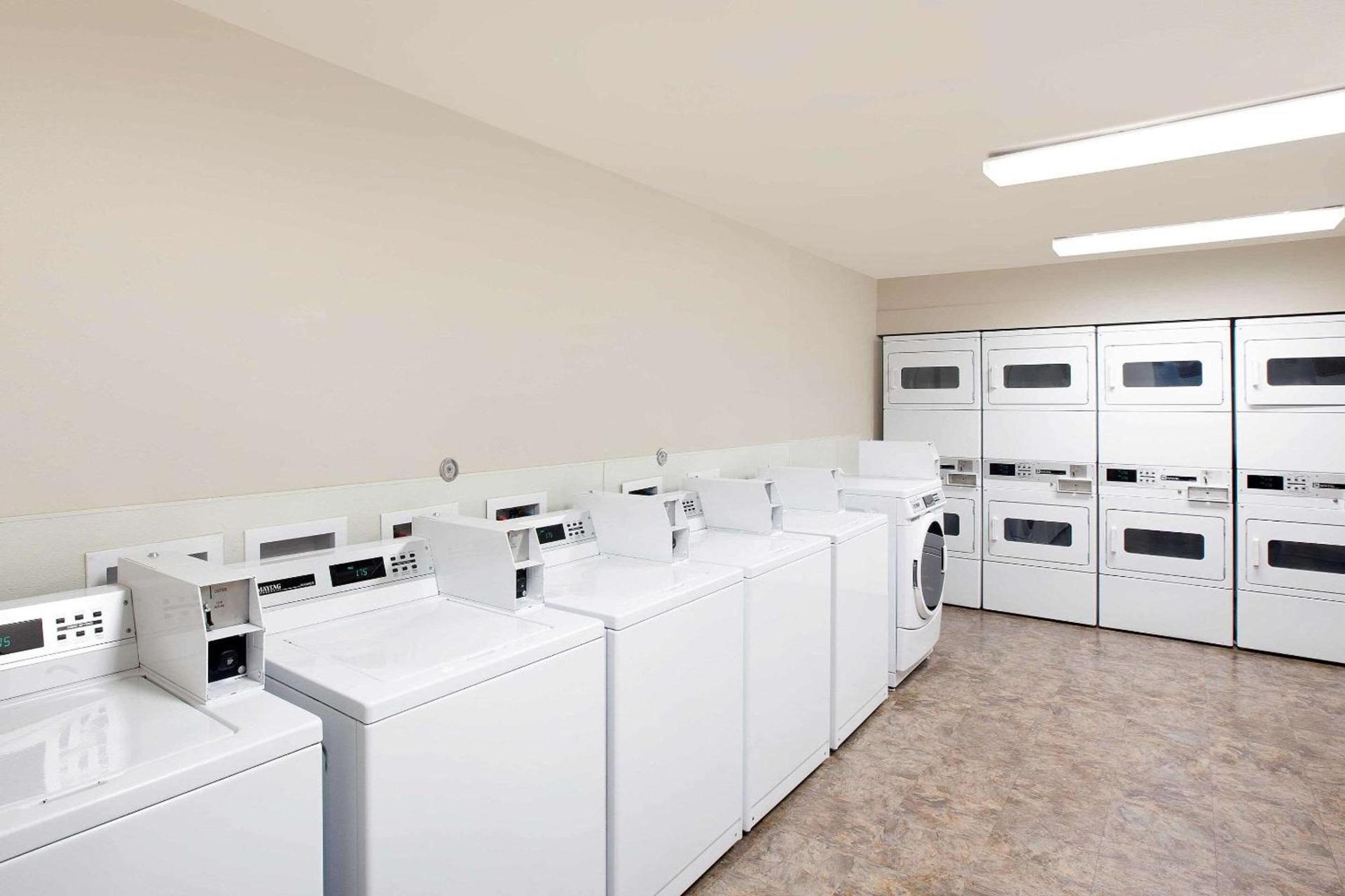 WoodSpring Suites College Station photo 16