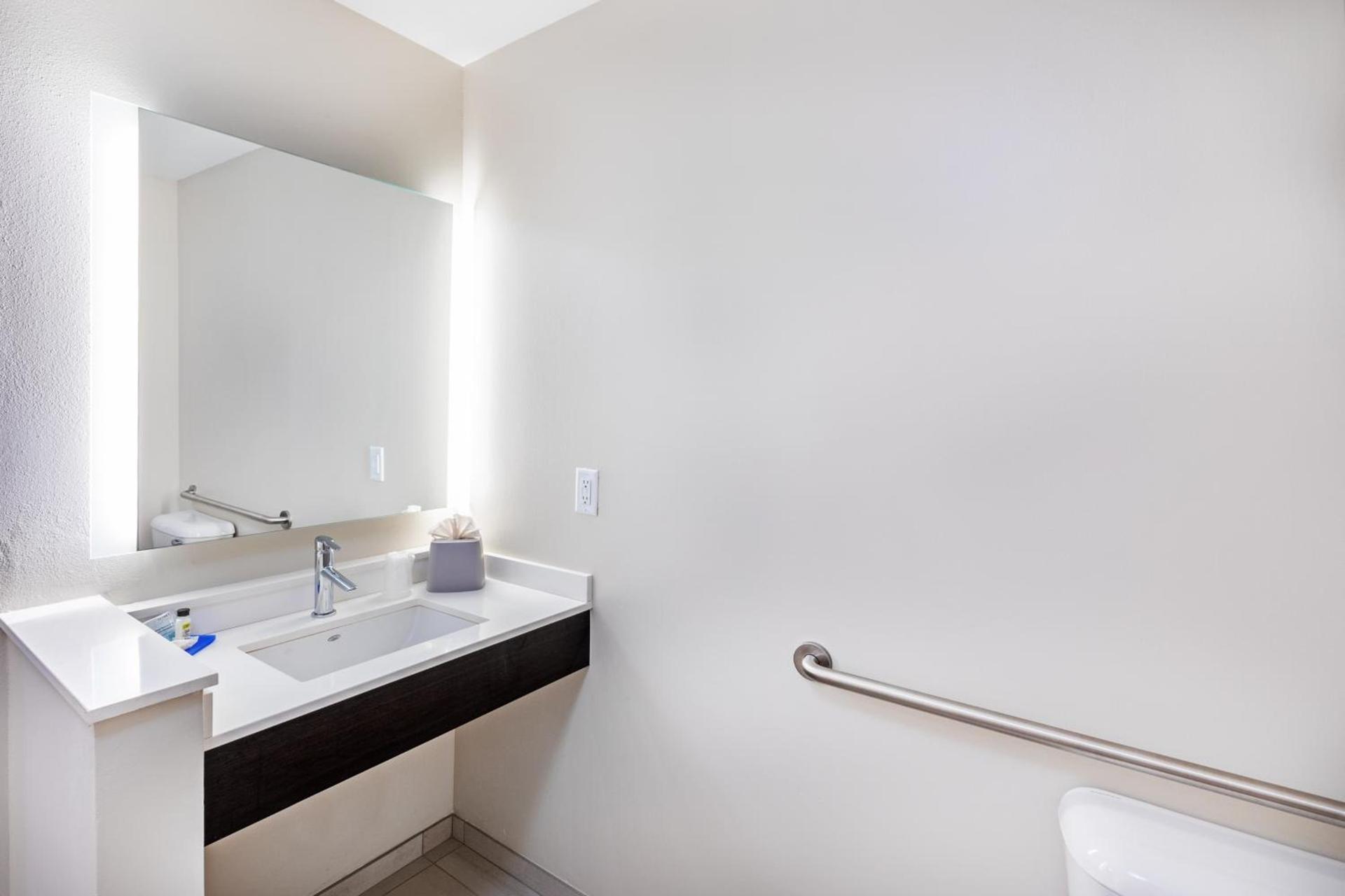 Holiday Inn Express & Suites Purcell by IHG photo 8