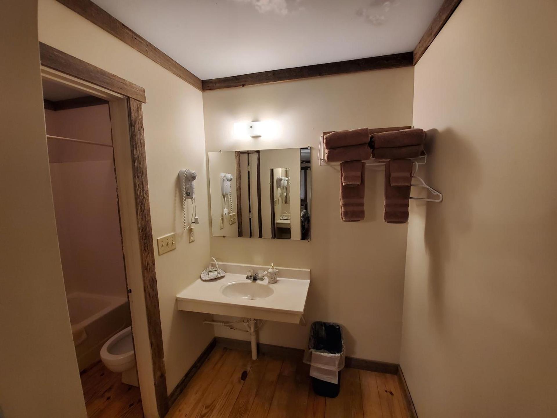 Jamesport Inn photo 9