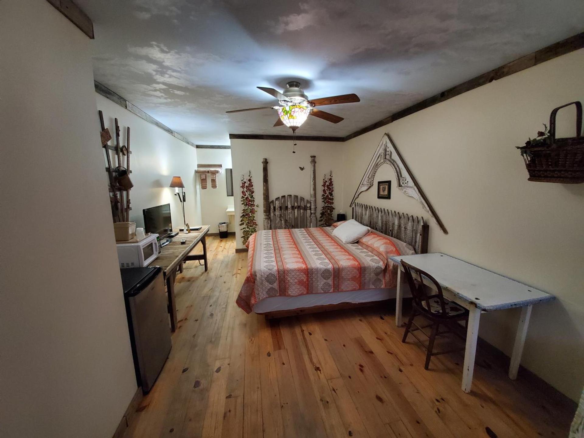 Jamesport Inn photo 14