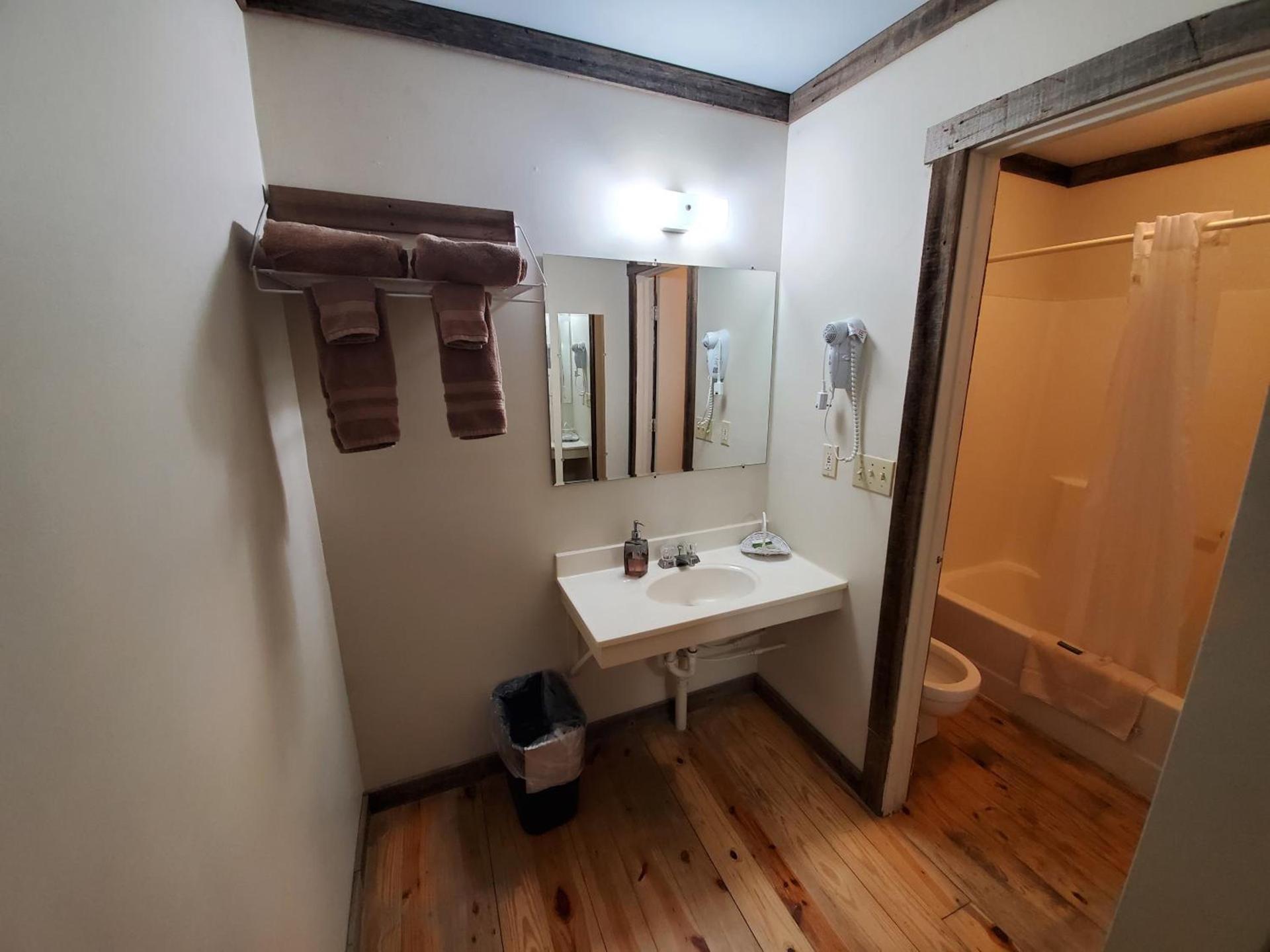 Jamesport Inn photo 17