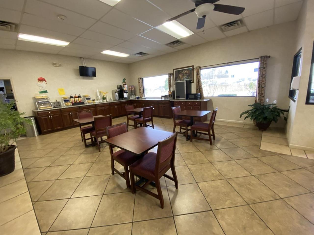 Days Inn by Wyndham Huntington photo 4