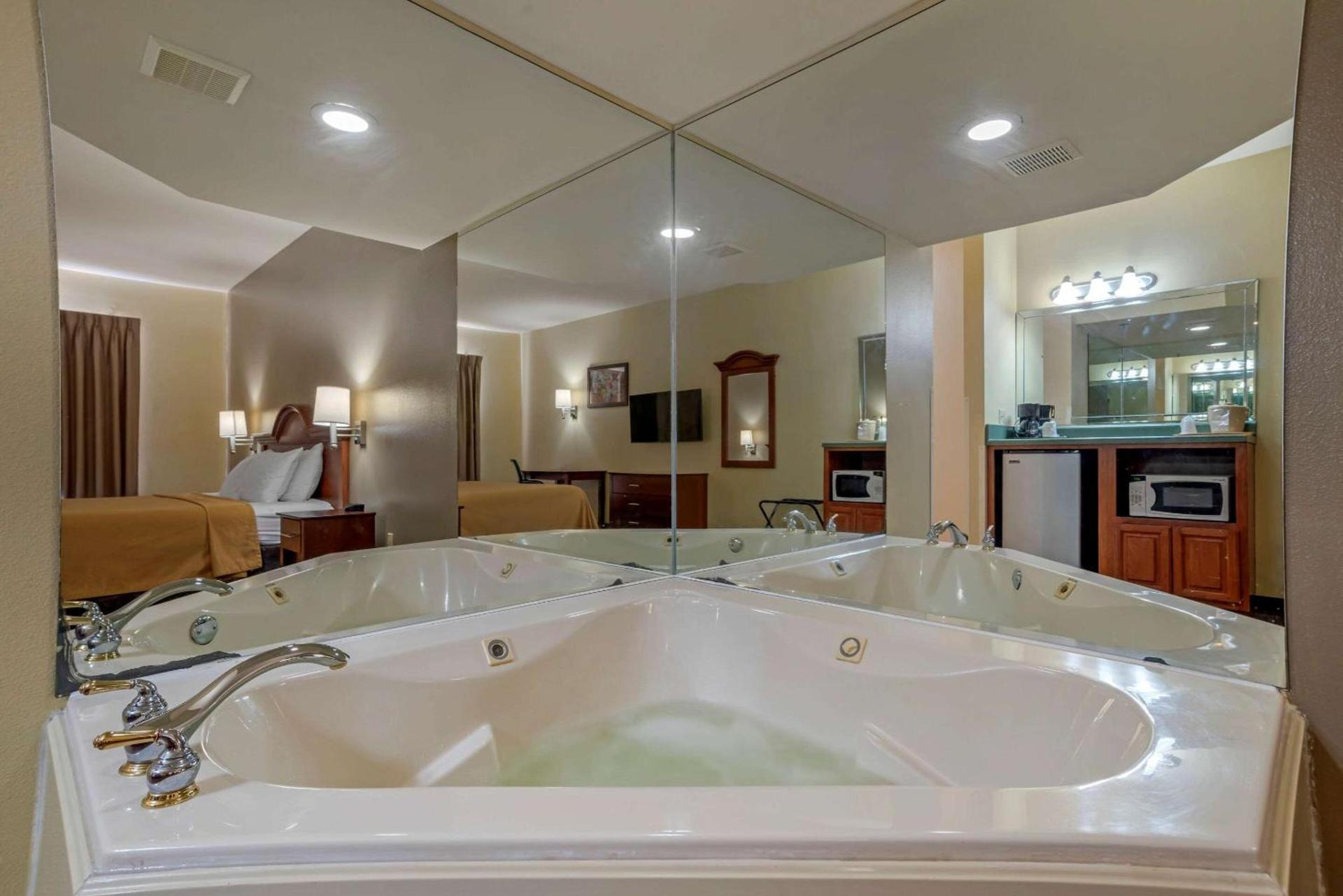 Econo Lodge Inn & Suites Flowood - Jackson Northwest photo 15