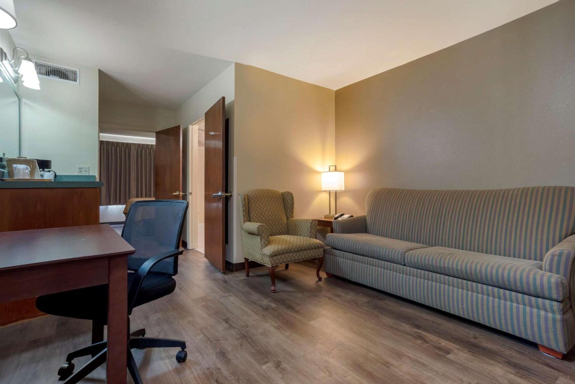 Econo Lodge Inn & Suites Flowood - Jackson Northwest photo 23