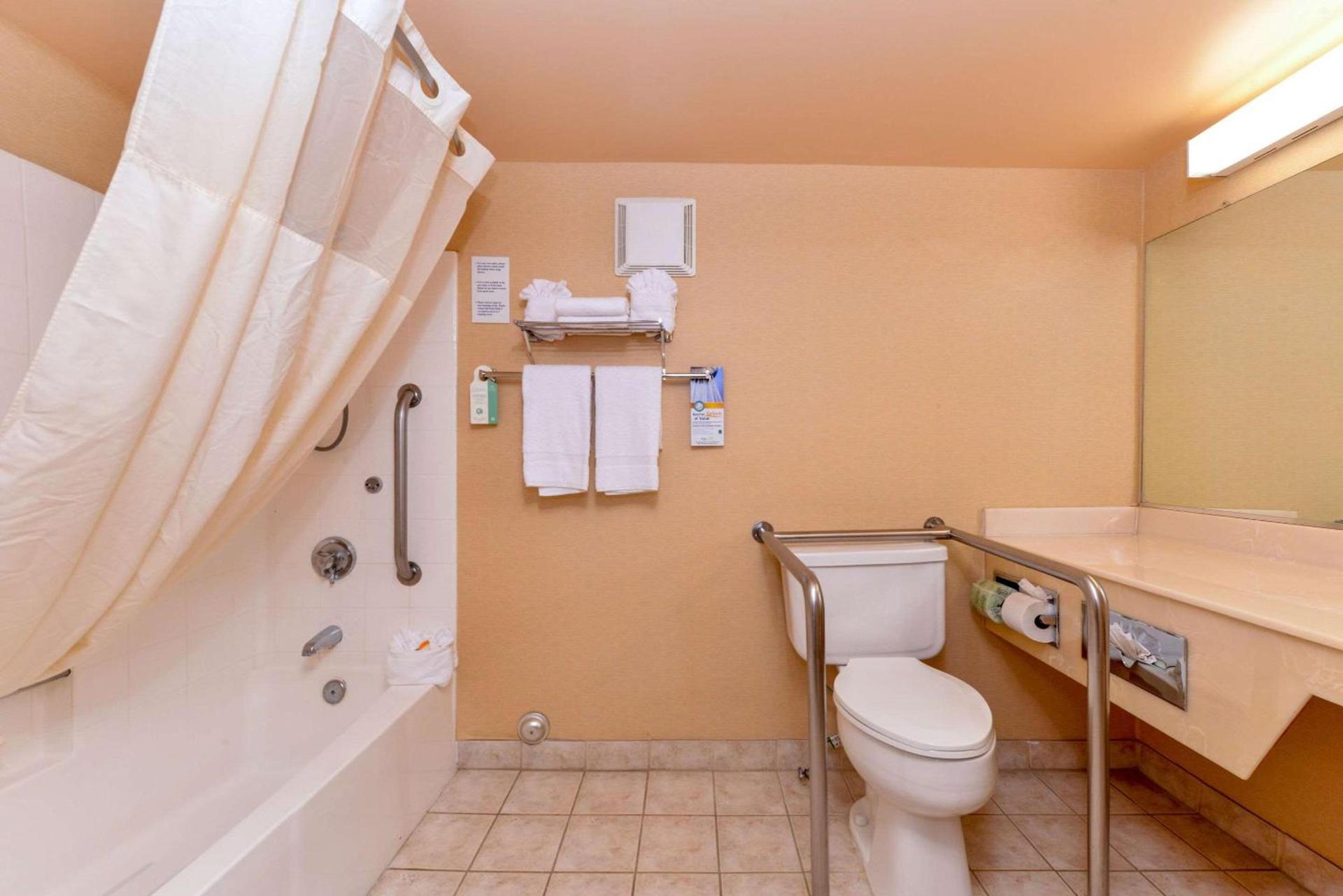 Quality Inn & Suites Walnut - City of Industry photo 13
