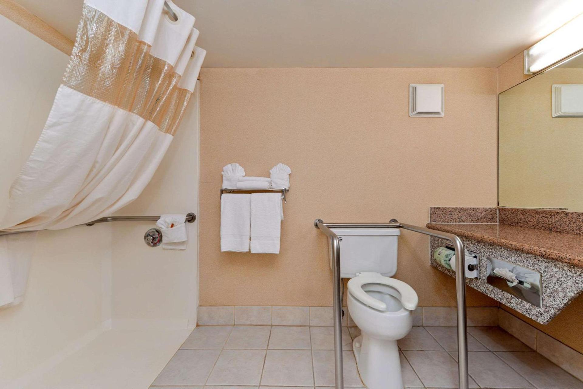 Quality Inn & Suites Walnut - City of Industry photo 15