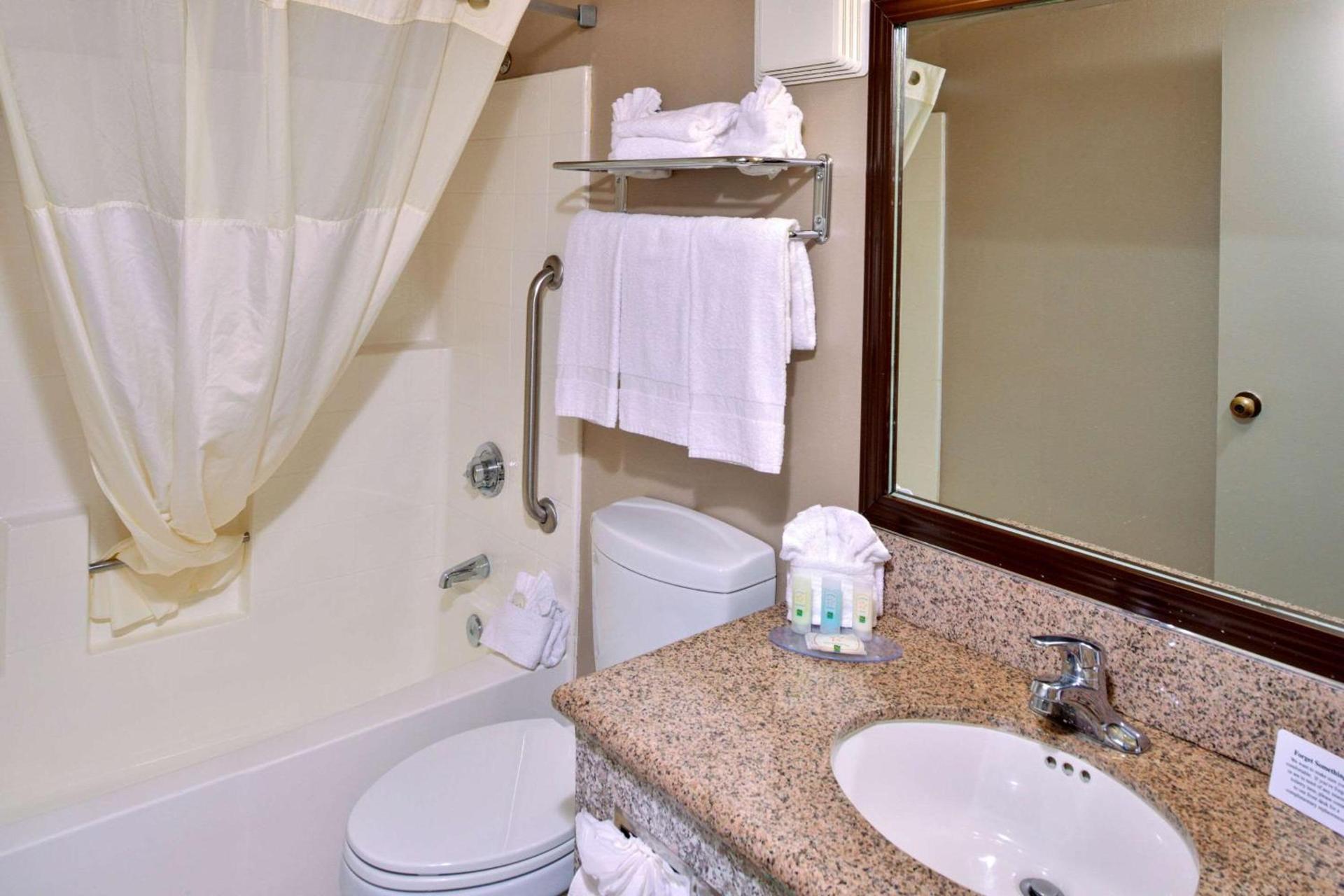 Quality Inn & Suites Walnut - City of Industry photo 10