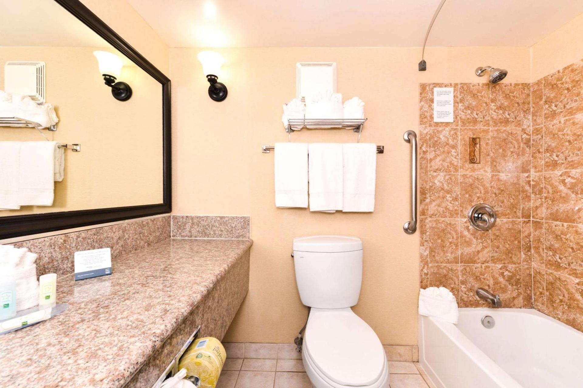 Quality Inn & Suites Walnut - City of Industry photo 28