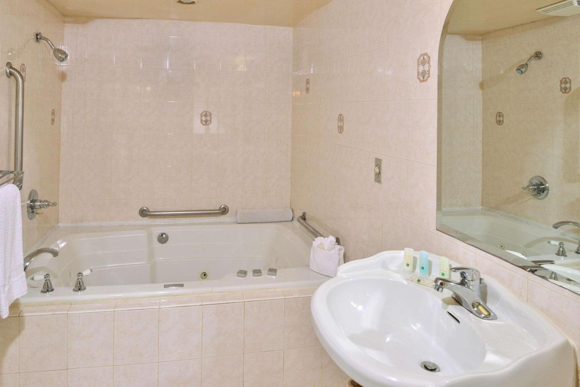 Quality Inn & Suites Walnut - City of Industry photo 2