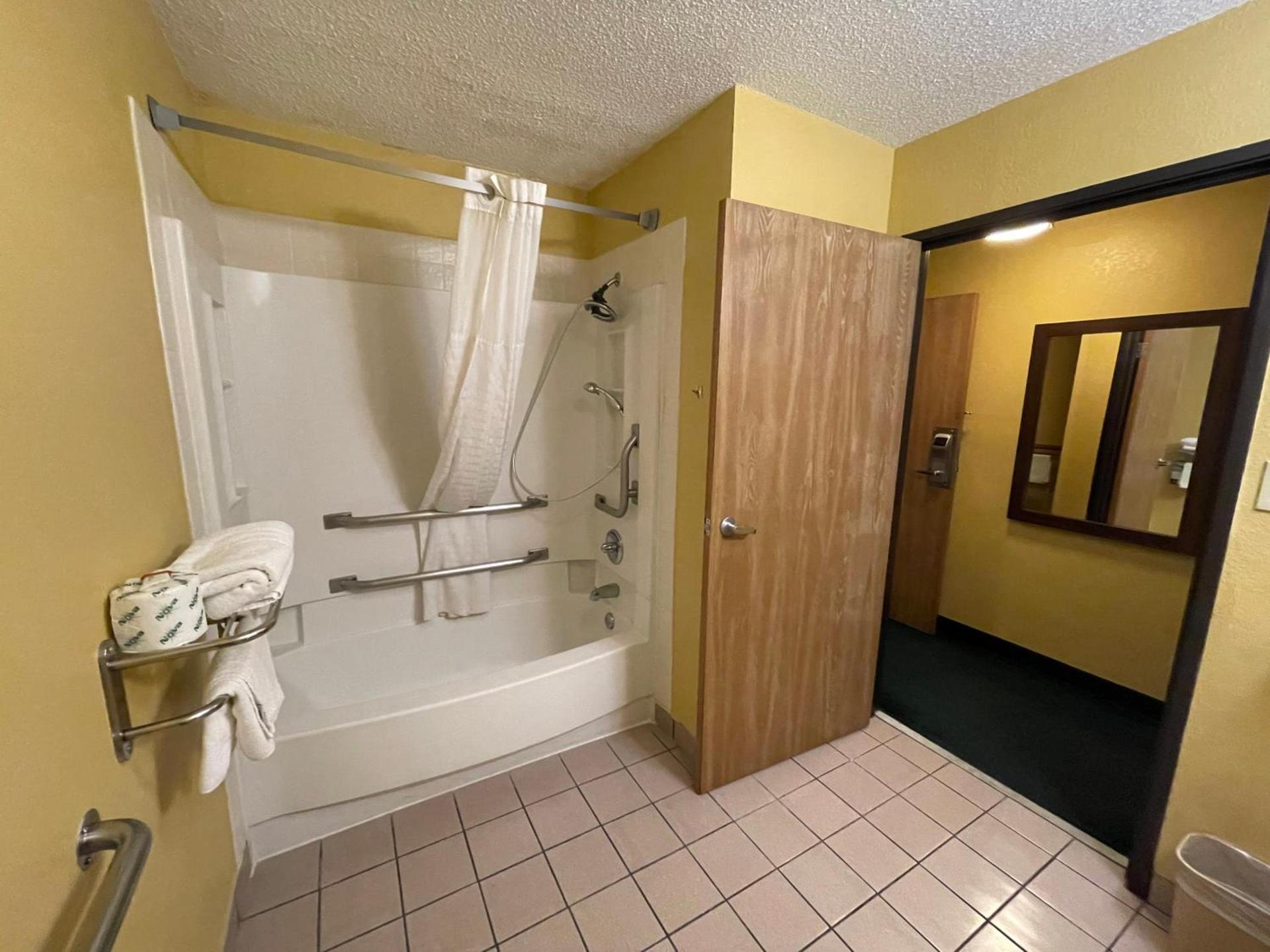 Super 8 by Wyndham Van Buren/Ft. Smith Area photo 28