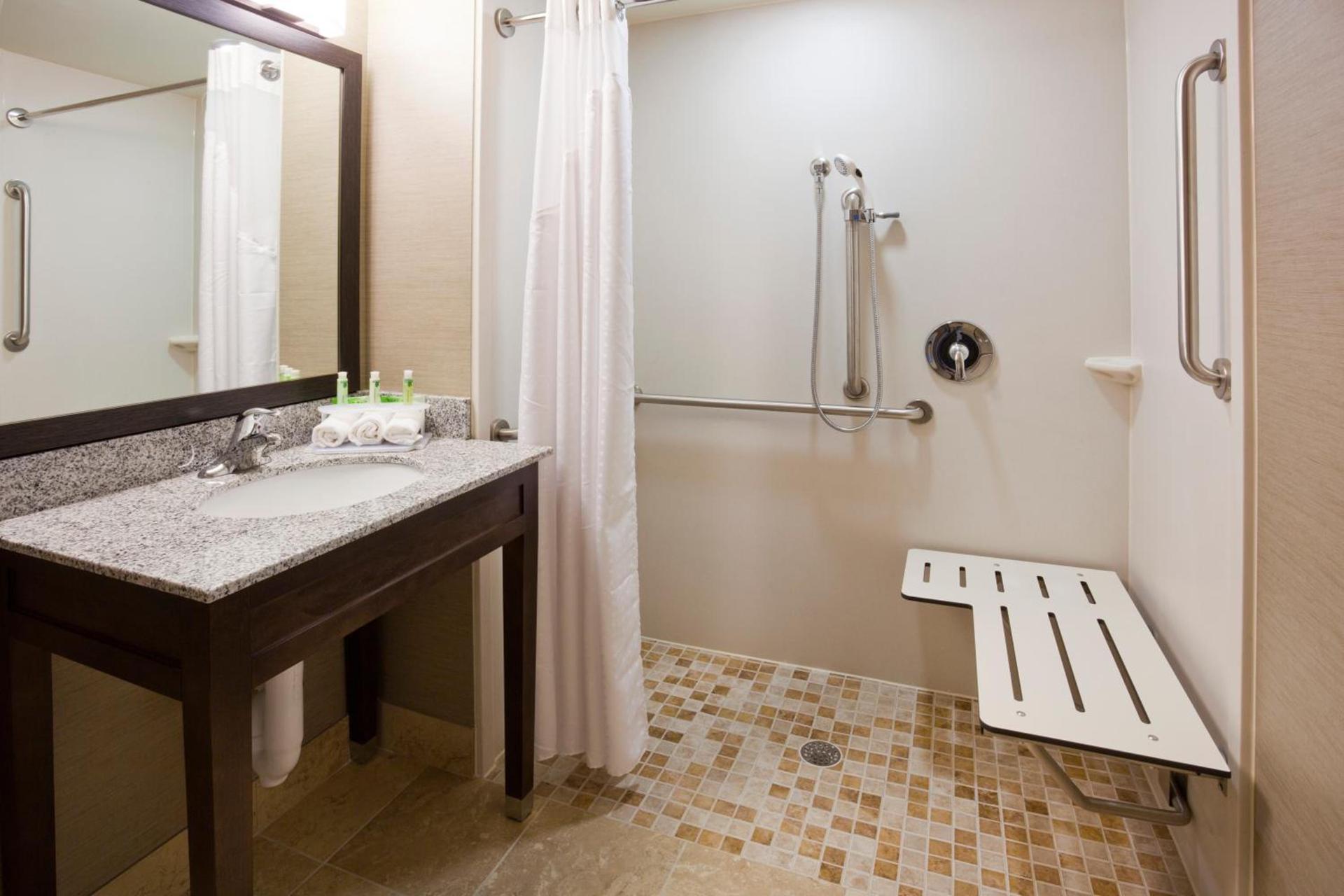 Holiday Inn Express & Suites Willmar by IHG photo 2
