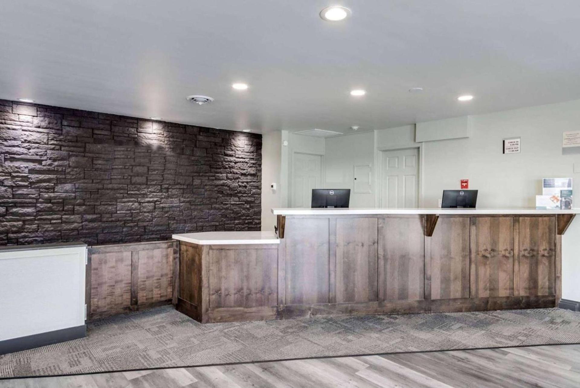 Days Inn & Suites by Wyndham Spokane photo 2