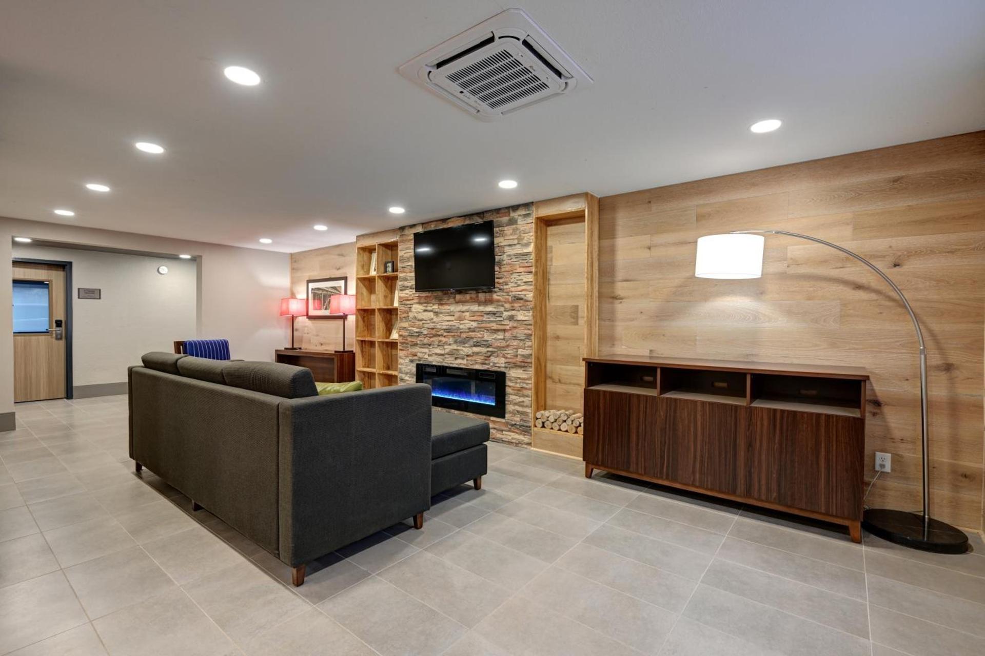 Country Inn & Suites by Radisson, Pierre, SD photo 17