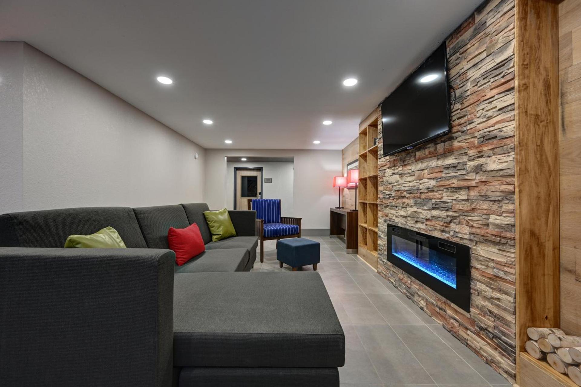 Country Inn & Suites by Radisson, Pierre, SD photo 62