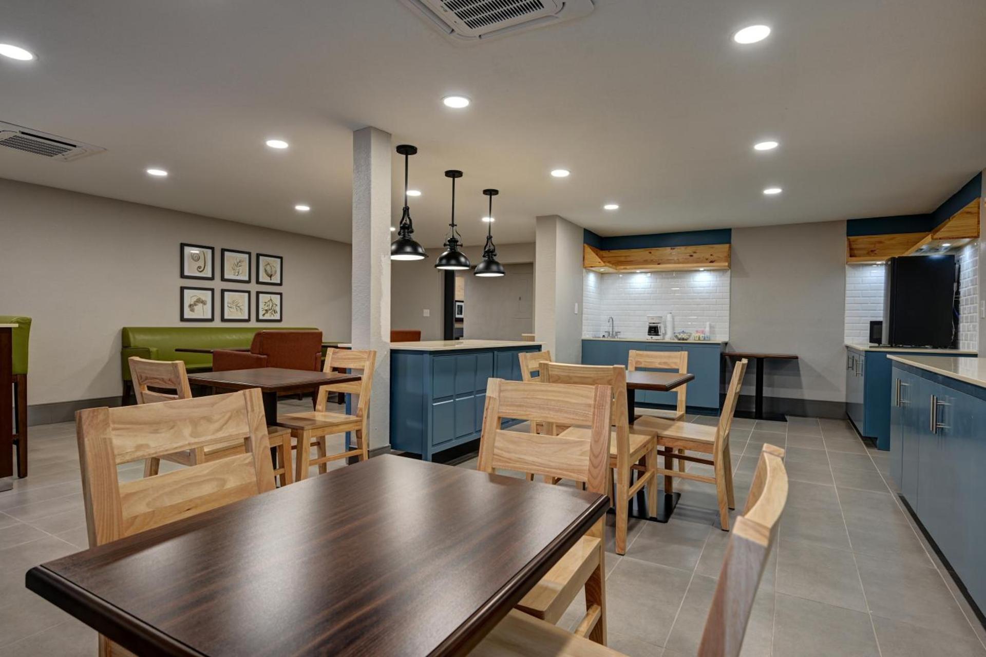 Country Inn & Suites by Radisson, Pierre, SD photo 31