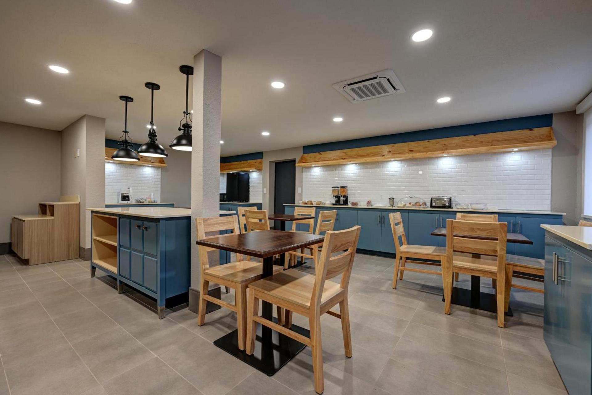 Country Inn & Suites by Radisson, Pierre, SD photo 59