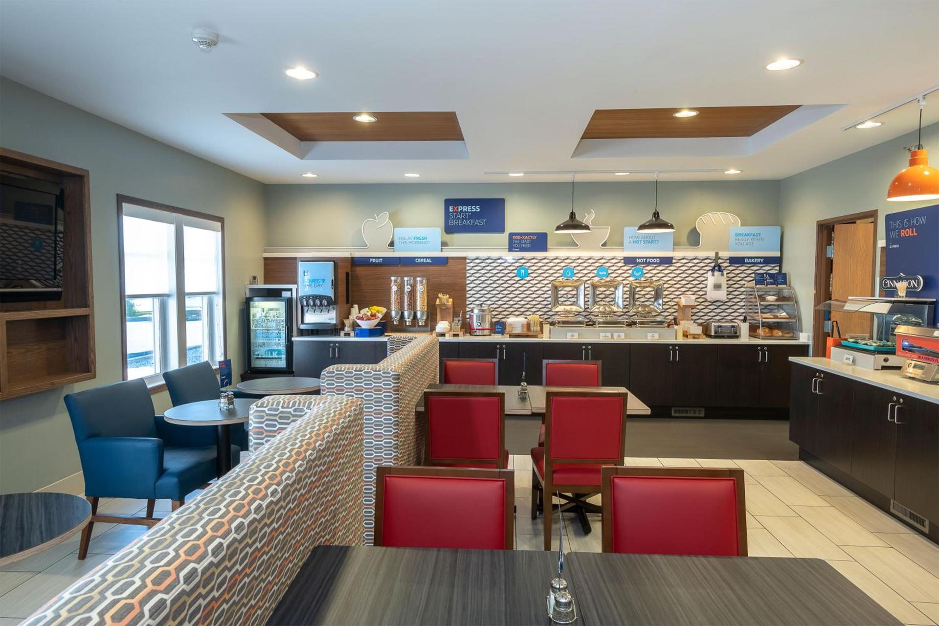 Holiday Inn Express & Suites Iron Mountain by IHG photo 2