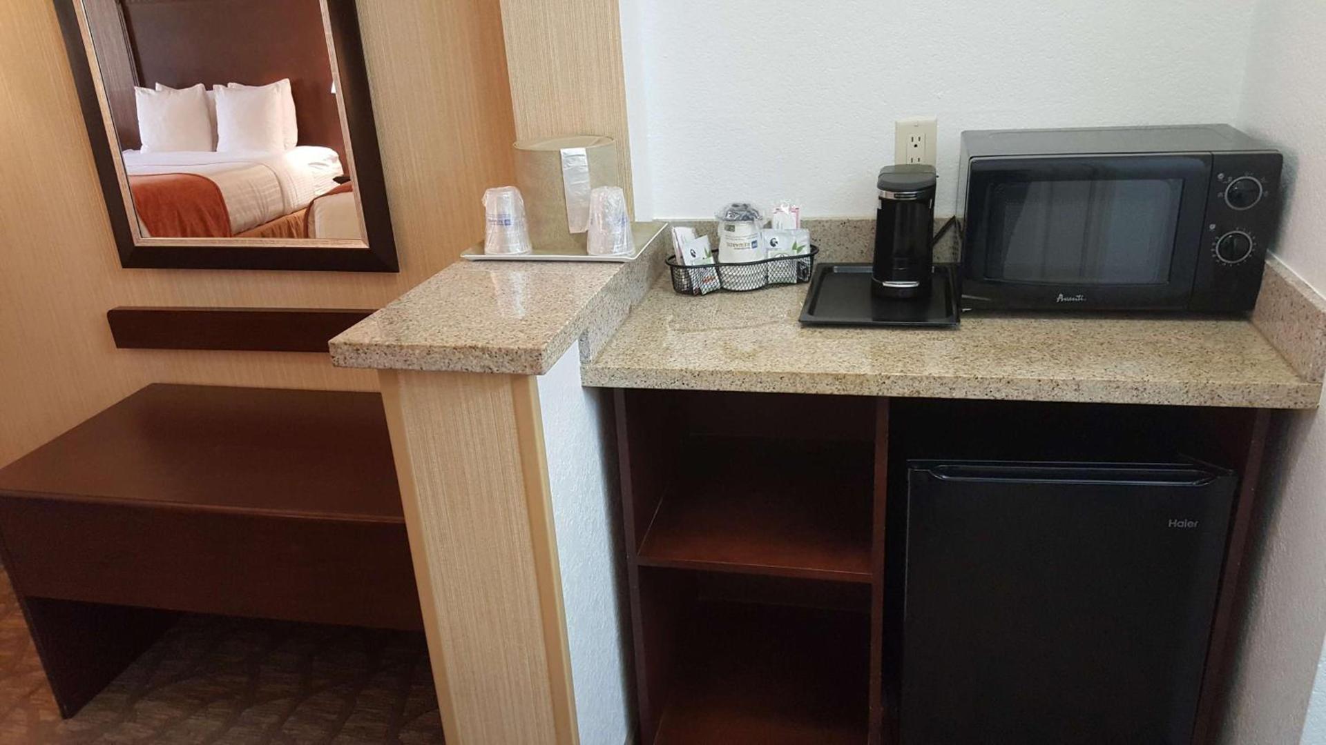 Best Western San Dimas Hotel & Suites photo 2