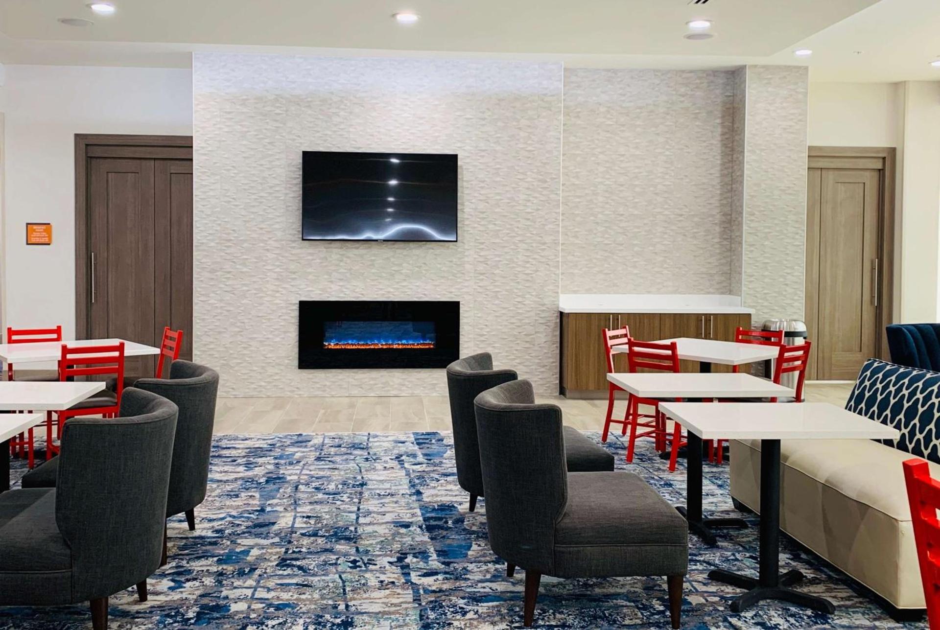 La Quinta Inn & Suites by Wyndham - Red Oak TX IH-35E photo 3