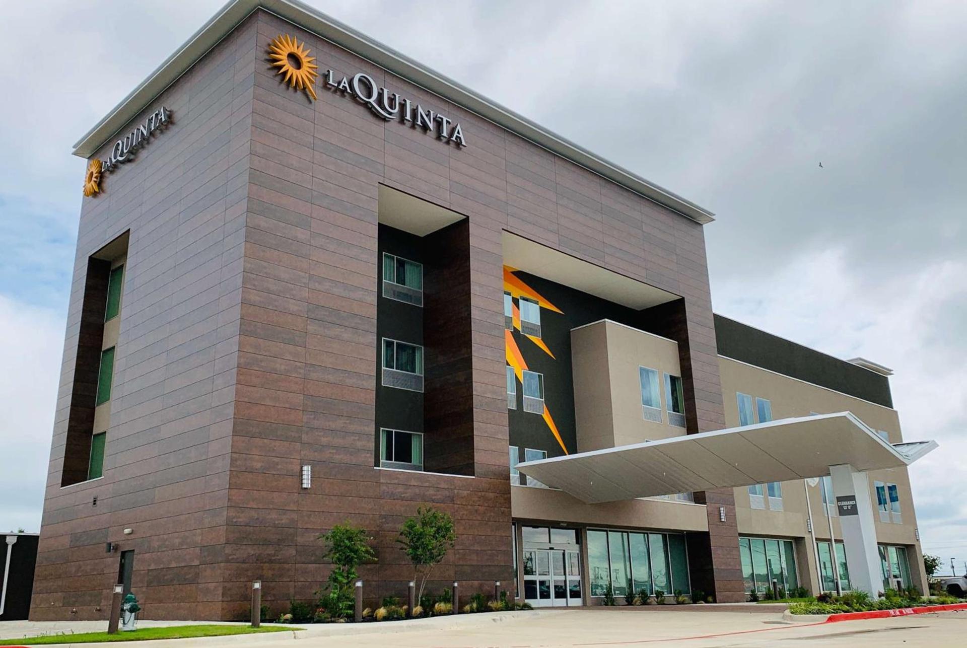 La Quinta Inn & Suites by Wyndham - Red Oak TX IH-35E photo 2