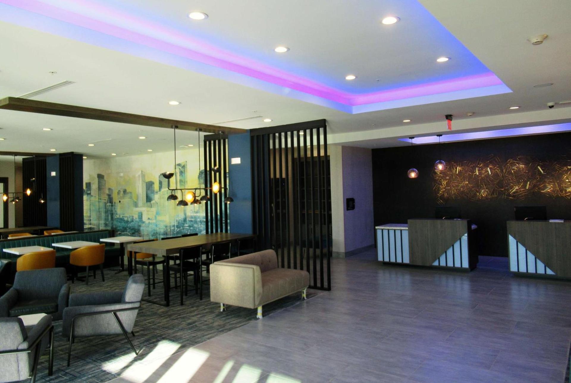 La Quinta Inn & Suites by Wyndham Dallas/Fairpark photo 10
