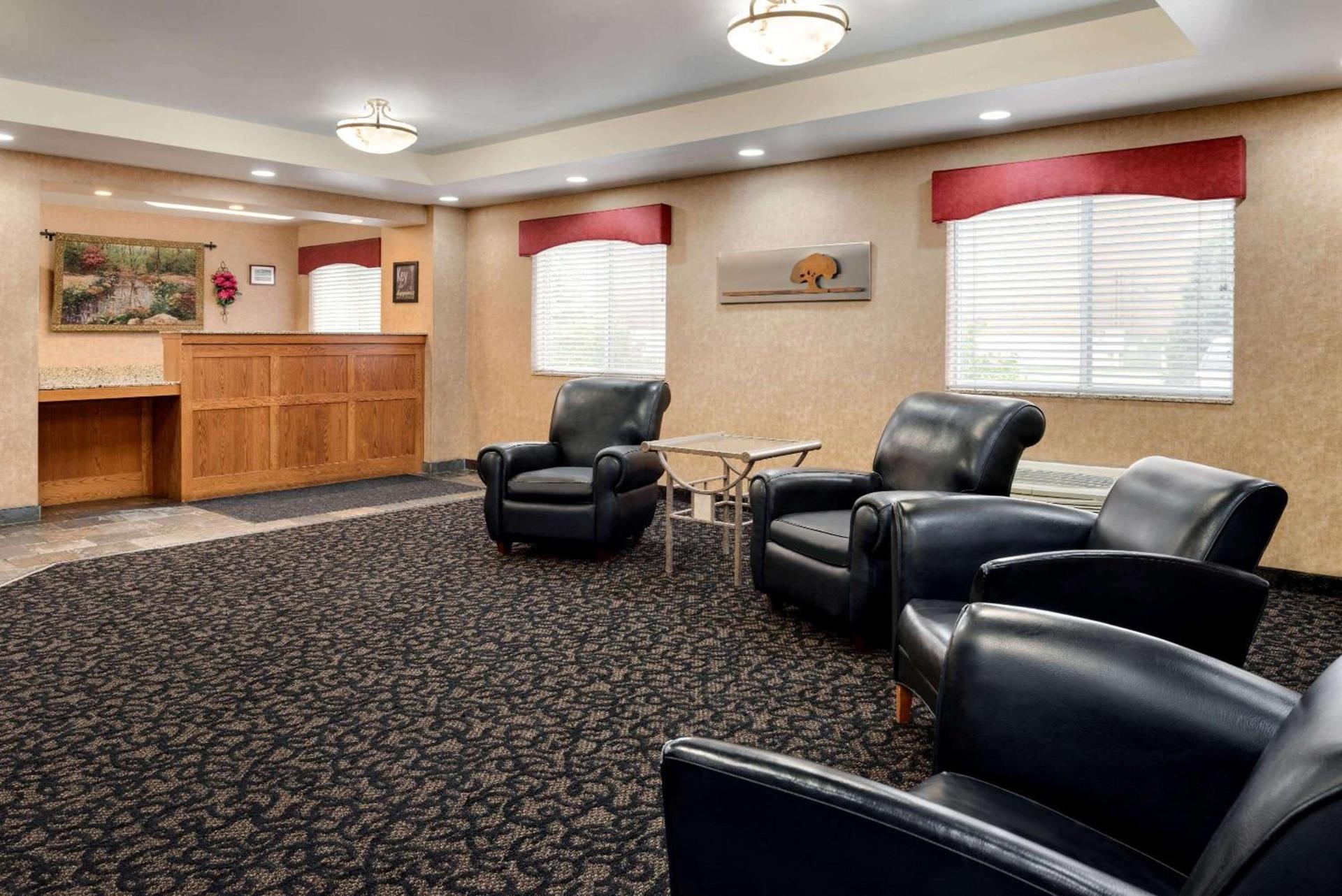 Travelodge by Wyndham Clinton Valley West Court photo 4