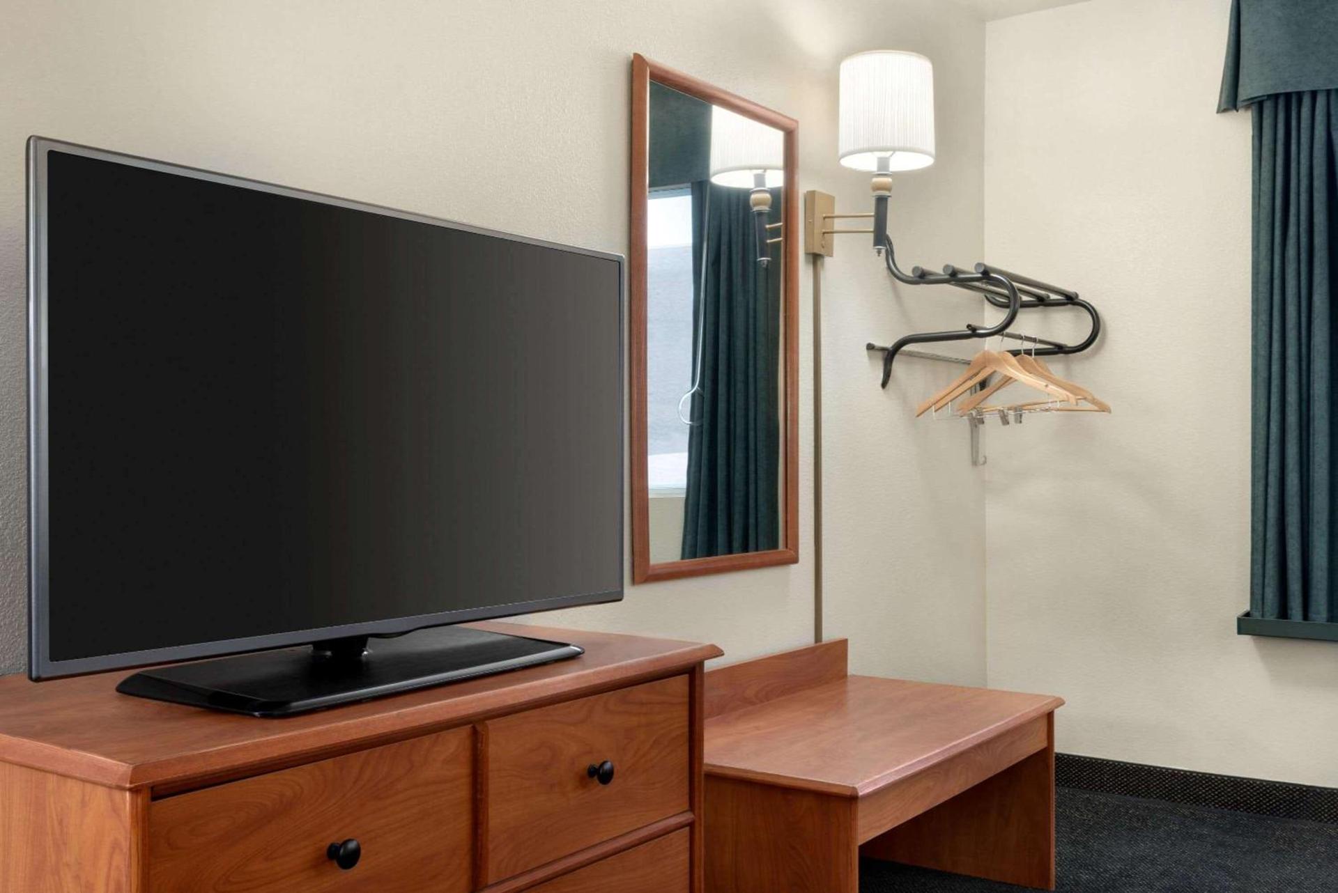 Travelodge by Wyndham Clinton Valley West Court photo 9