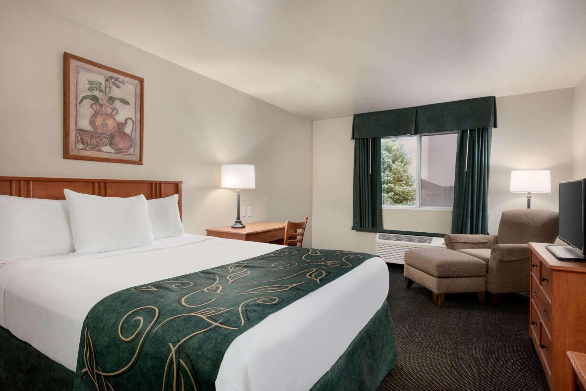 Travelodge by Wyndham Clinton Valley West Court photo 10