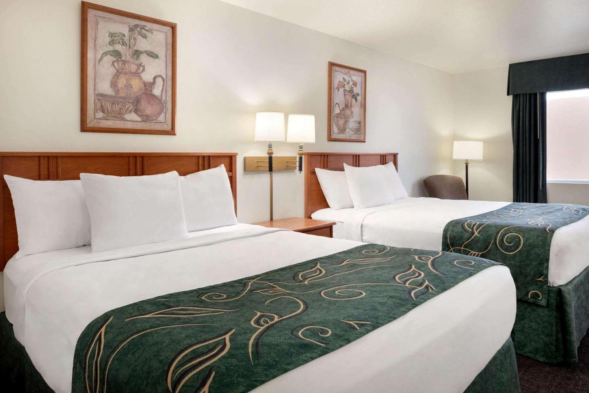 Travelodge by Wyndham Clinton Valley West Court photo 11