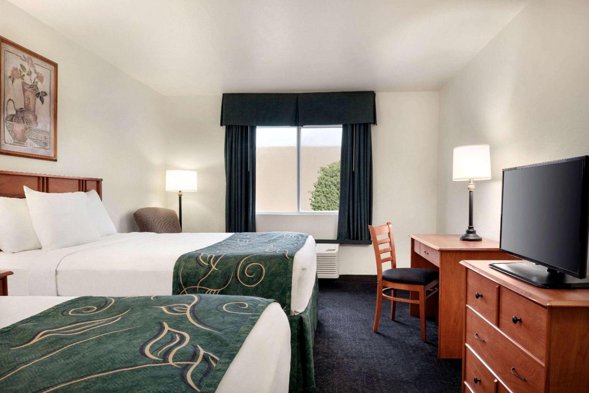 Travelodge by Wyndham Clinton Valley West Court photo 13