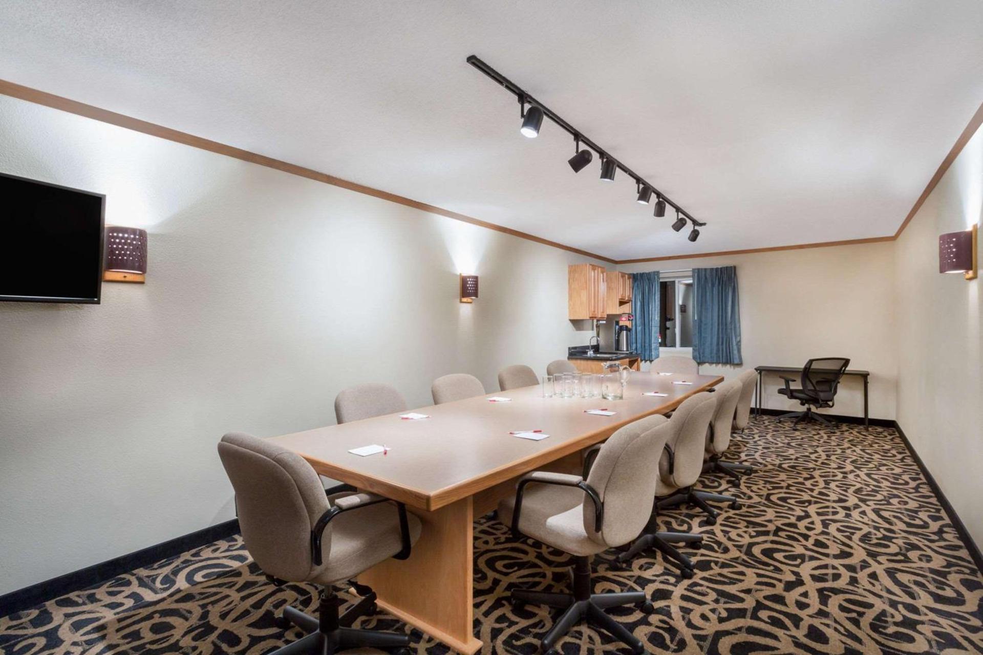 Baymont by Wyndham Bozeman photo 11