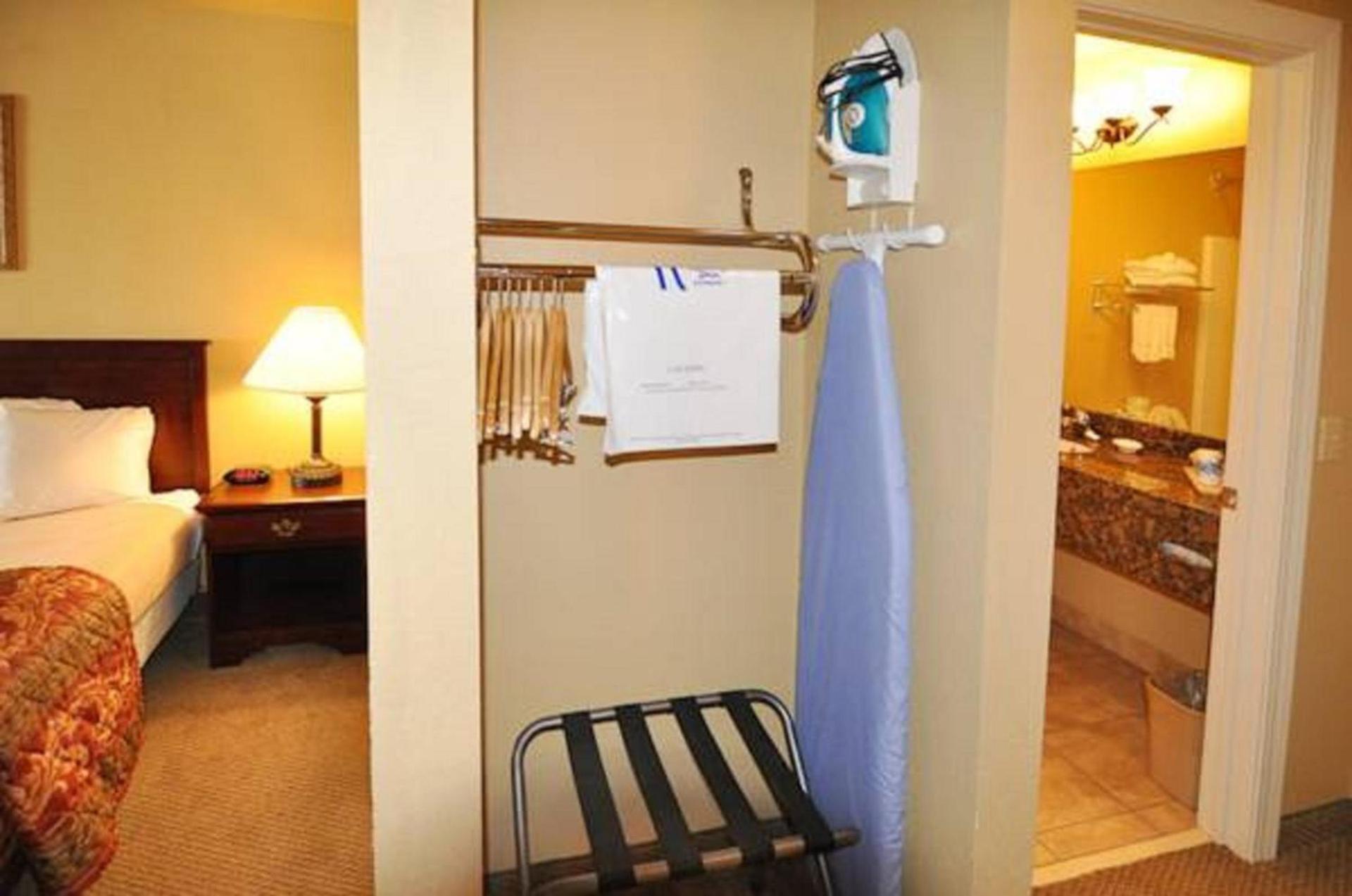 Econo Lodge Inn & Suites photo 23