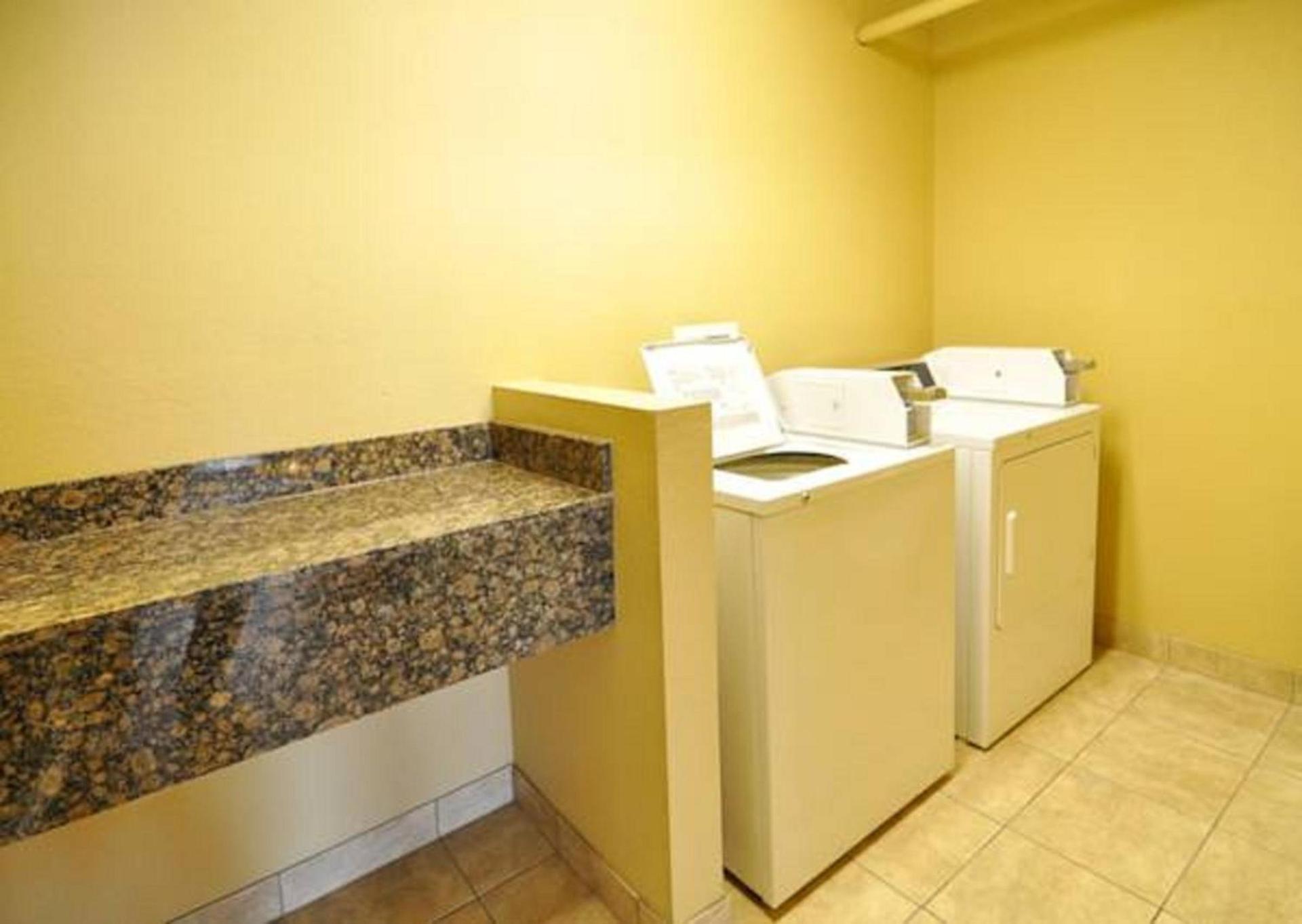 Econo Lodge Inn & Suites photo 25