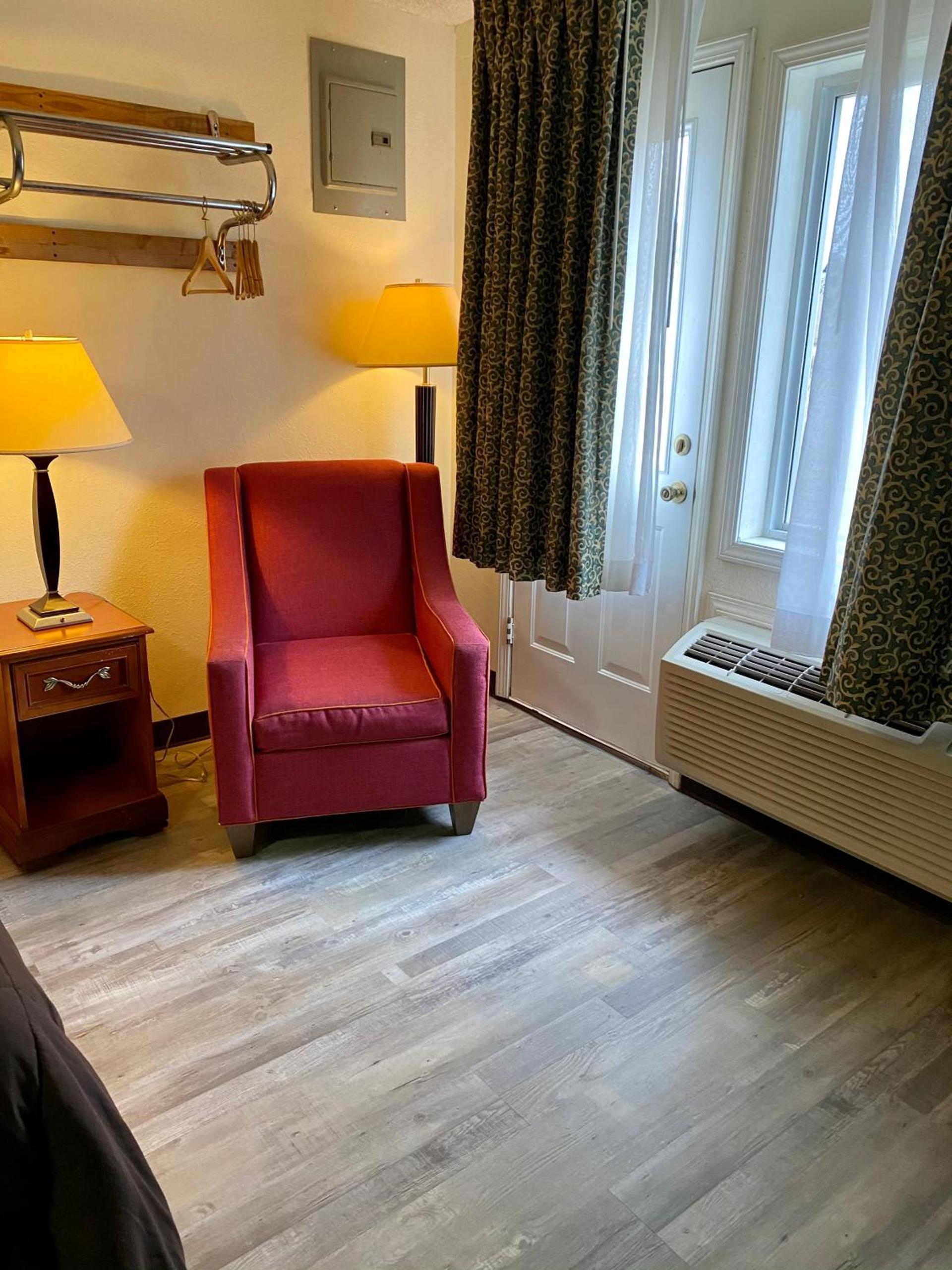 Ozark Inn & Suites photo 6