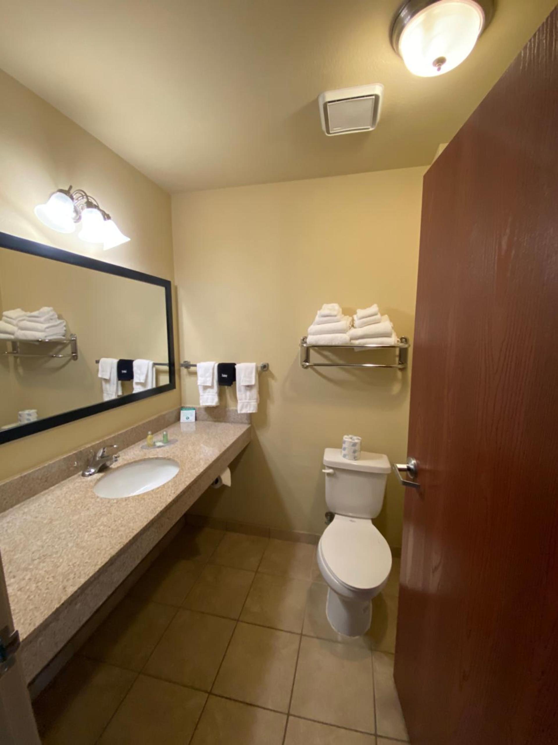 Cobblestone Hotel & Suites - Broken Bow photo 14
