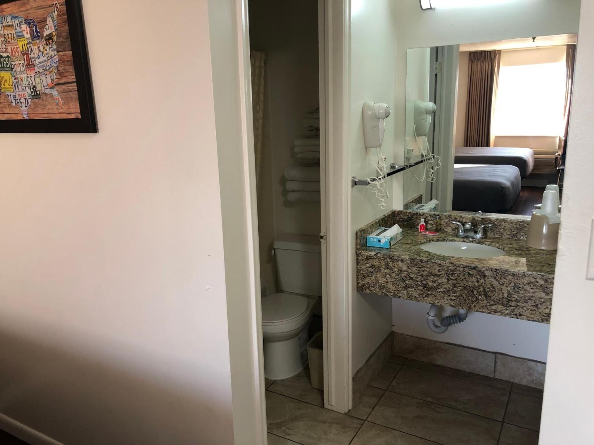 Ameri-Stay Inn & Suites photo 11