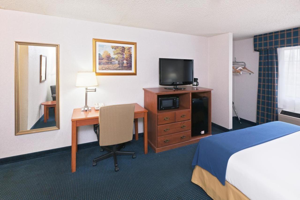 Ramada by Wyndham Santa Fe photo 40