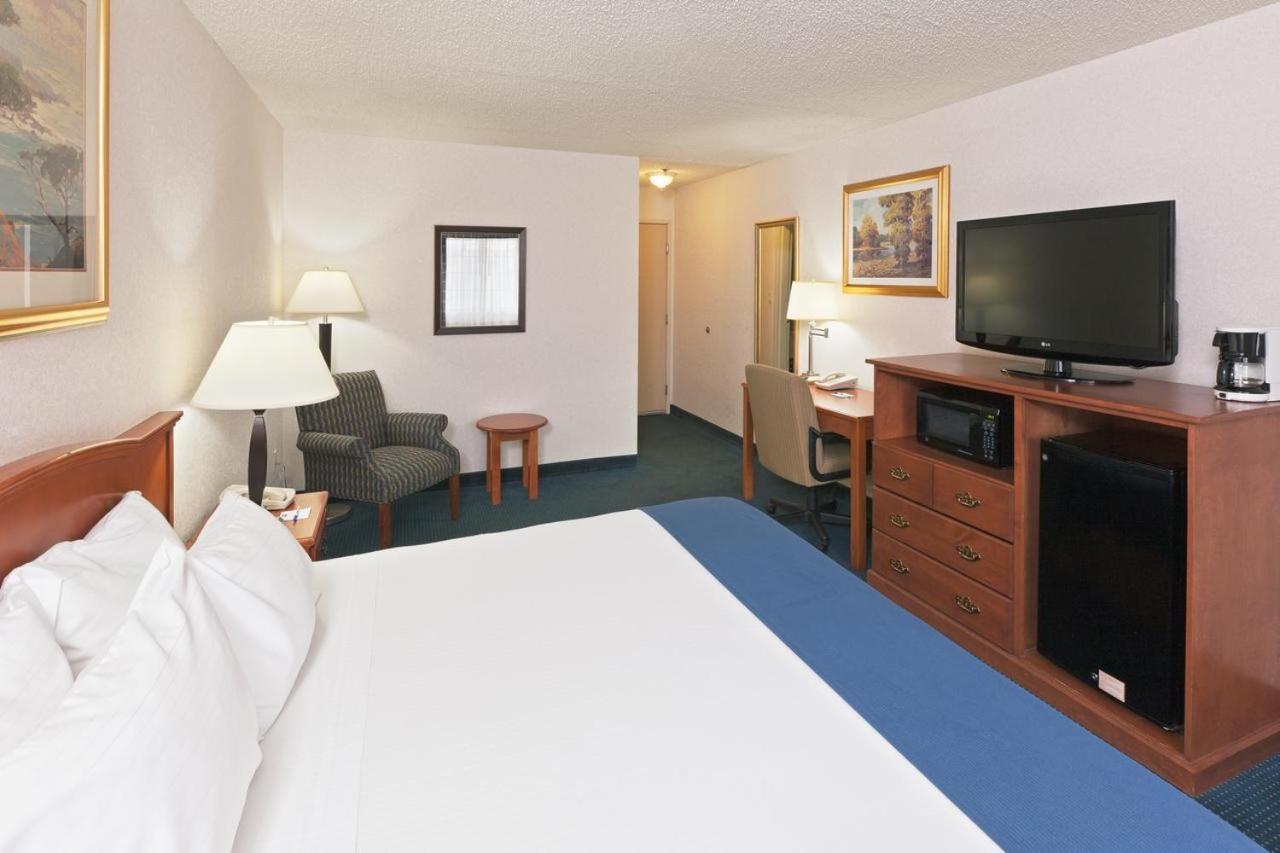 Ramada by Wyndham Santa Fe photo 41