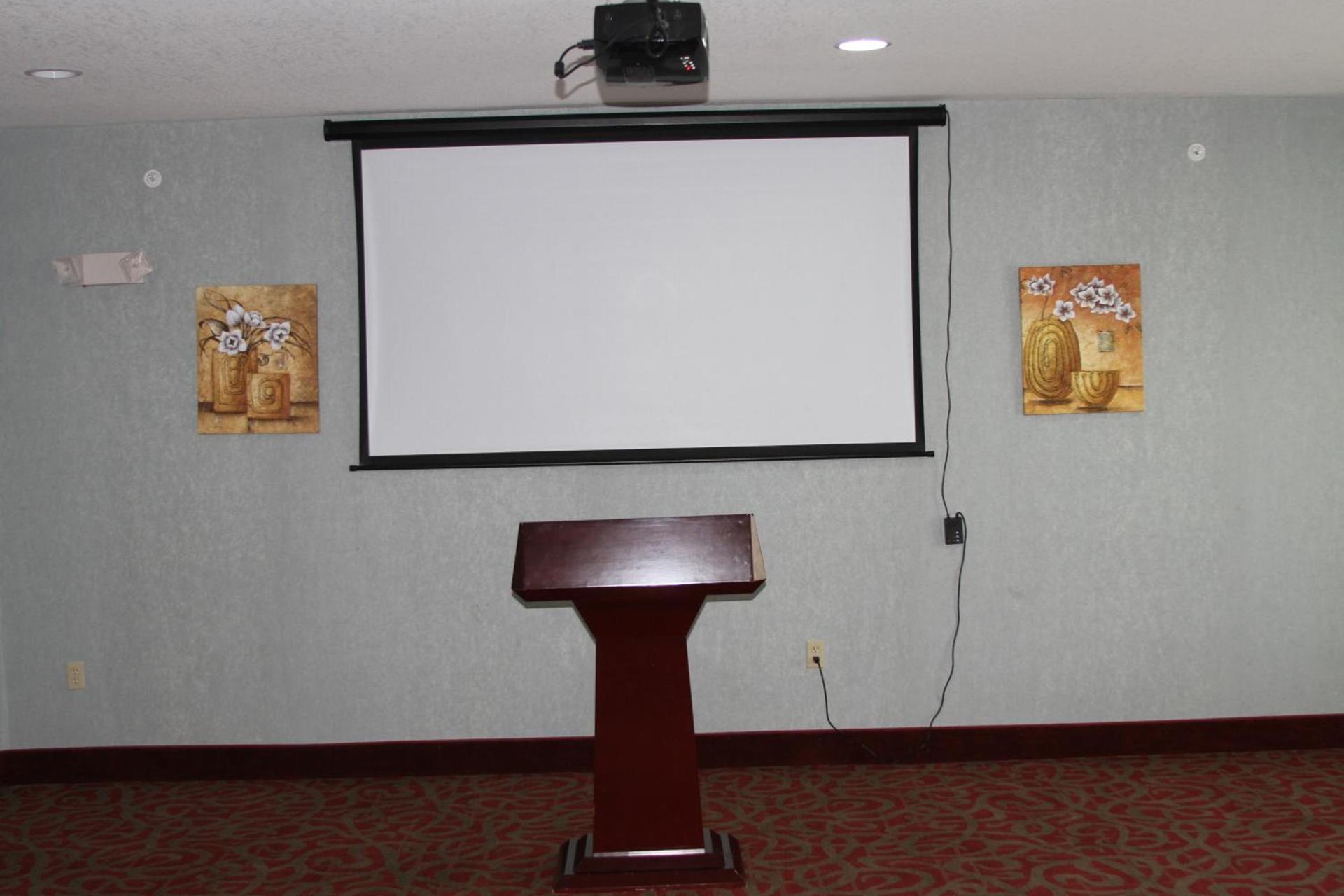 Red Roof Inn & Suites Detroit - Melvindale/Dearborn photo 17